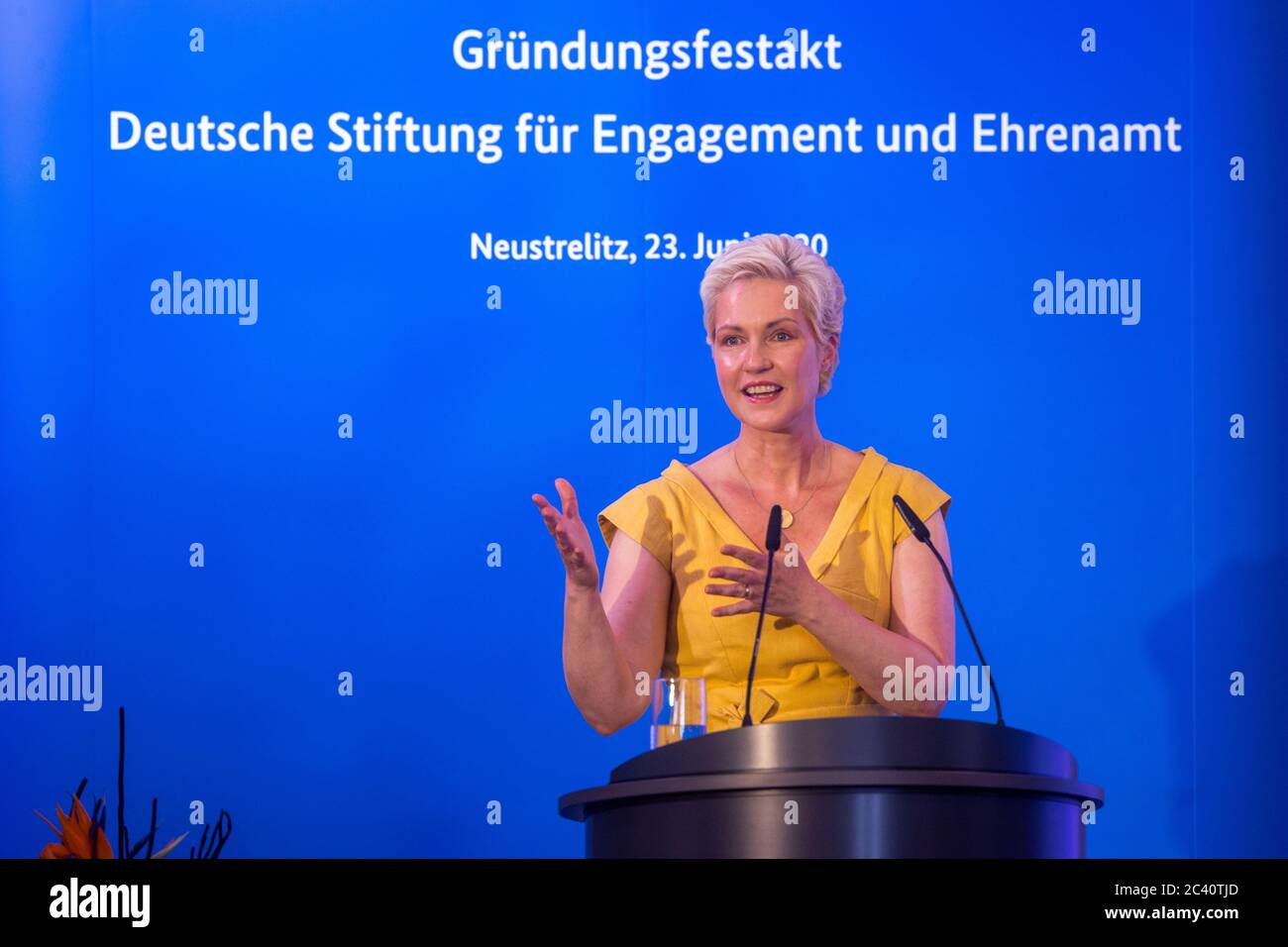 Neustrelitz, Allemagne. 23 juin 2020. Manuela Schwesig (SPD), Premier ministre de Mecklembourg-Poméranie-Occidentale, prend la parole lors de la cérémonie de création de la Fondation allemande pour l'engagement et le bénévolat dans la salle de réunion du Gymnasium Carolinum. Le Bundestag avait décidé de créer la fondation en janvier. Il doit servir de point de contact central pour l'engagement civique et volontaire. Credit: Jens Büttner/dpa-Zentralbild-Pool/dpa/Alay Live News Banque D'Images