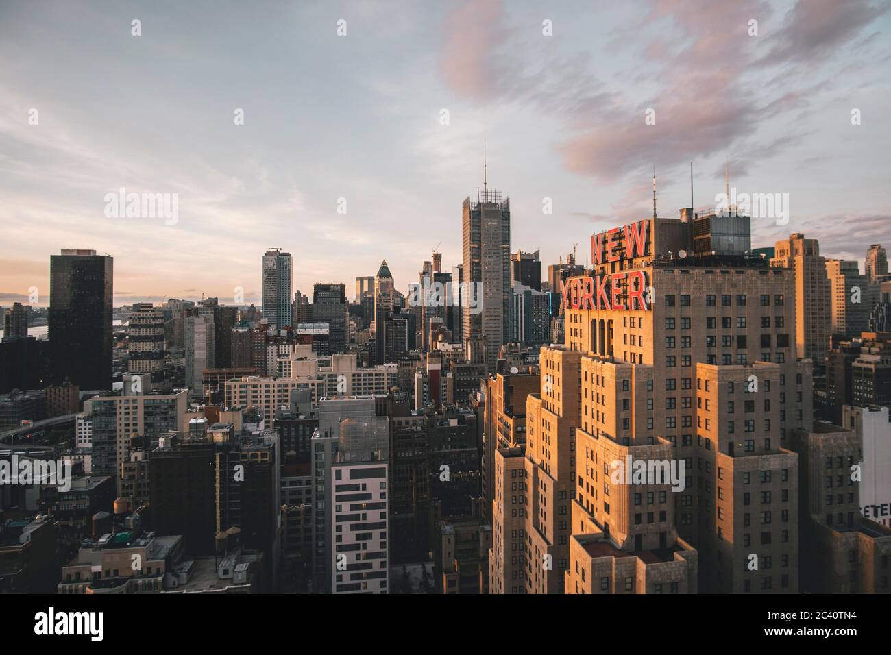 Vue sur l'hôtel New Yorkers de Manhattan avec vue sur les gratte-ciel et les gratte-ciel hauts dans la lumière du coucher du soleil Banque D'Images