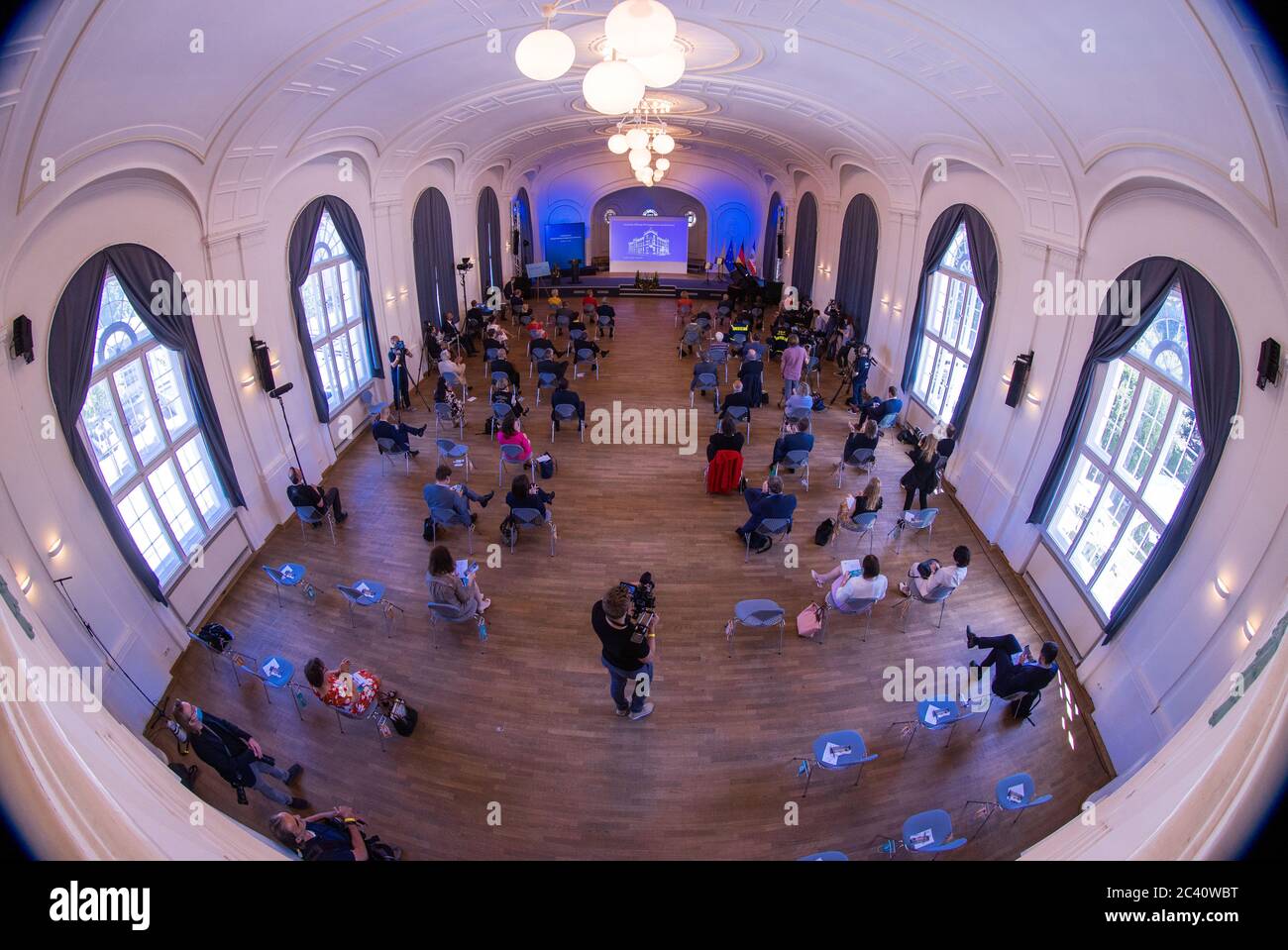 Neustrelitz, Allemagne. 23 juin 2020. Les invités s'assoient dans l'auditorium du Gymnasium Carolinum lors de la cérémonie de création de la Fondation allemande pour l'engagement et le bénévolat. Le Bundestag avait décidé de créer la fondation en janvier. Il doit servir de point de contact central pour l'engagement civique et volontaire. Credit: Jens Büttner/dpa-Zentralbild-Pool/dpa/Alay Live News Banque D'Images