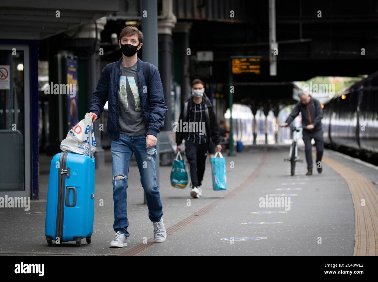 Les membres du public portent des masques protecteurs à l'intérieur de la station Waverley, à Édimbourg, alors que l'Écosse entre dans la deuxième phase de son plan en quatre étapes pour se détendre hors de son verrouillage. Banque D'Images