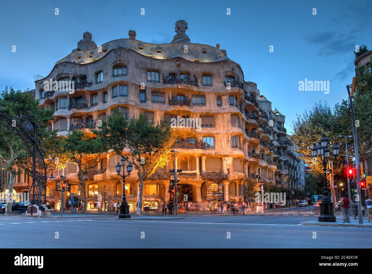 Scène au crépuscule de Casa Mila (ou la Pedrera), l'une des œuvres les plus célèbres d'Antoni Gaudi dans le quartier Eixample de Barcelone, en Espagne. Banque D'Images