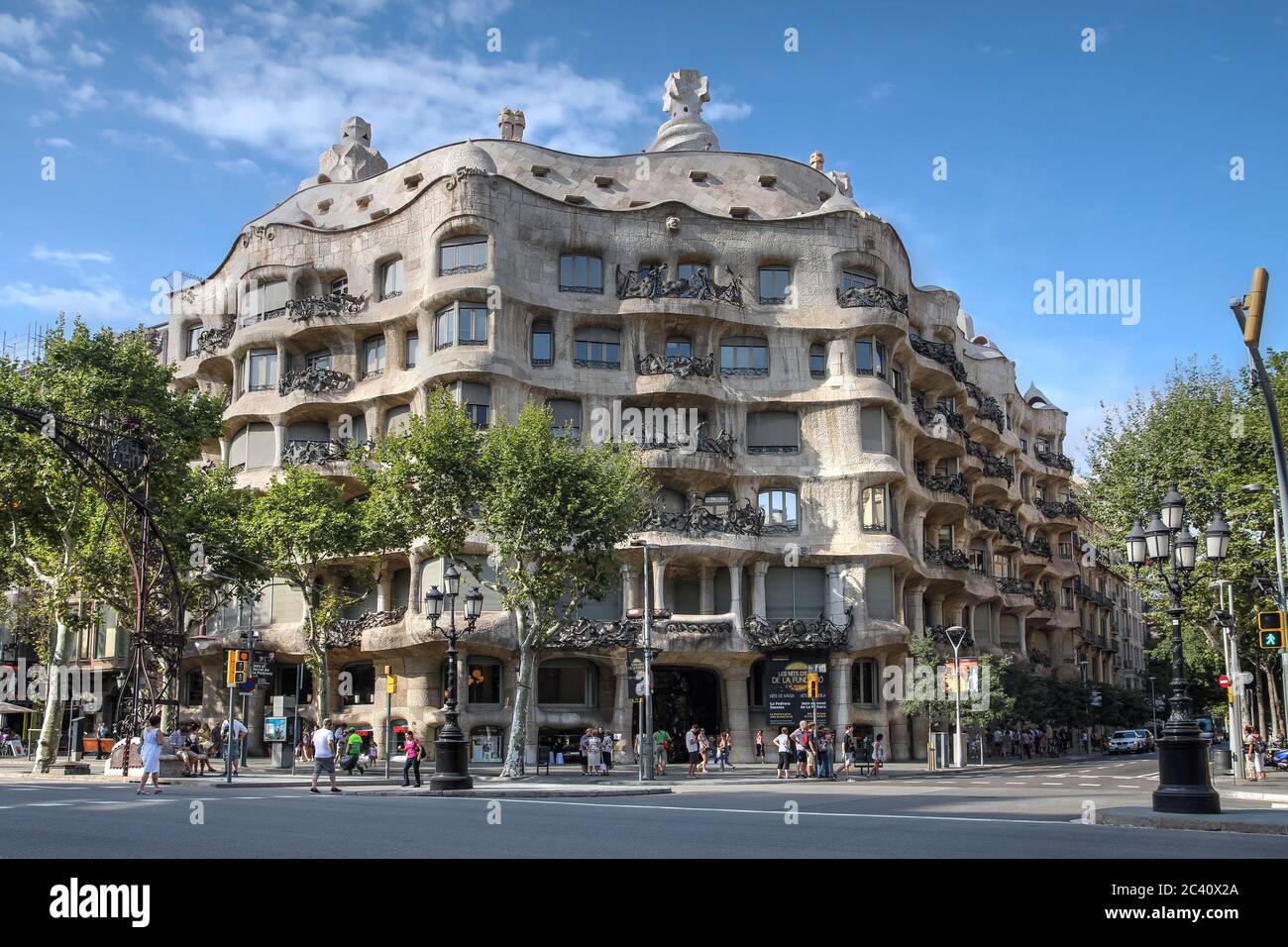 BARCELONE, ESPAGNE - JUILLET 28 : Casa Mila (la Pedrera) à Eixample, Barcelone, le 28 juillet 2012. Casa Mila, un immeuble aristocratique, est l'un des Banque D'Images