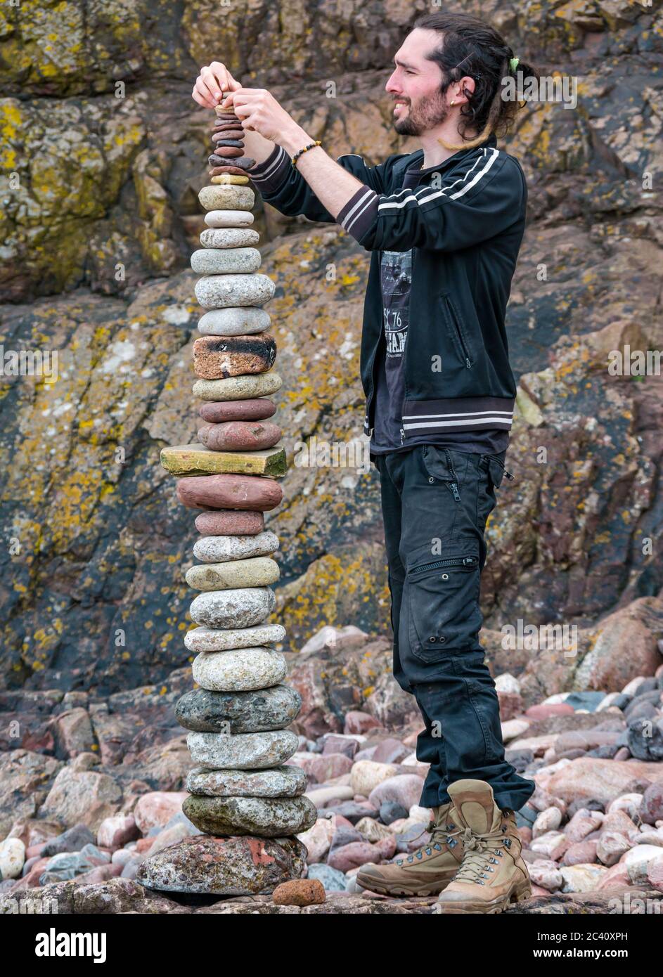 SP Ranza pierres d'équilibrage gerbeur, Championnat européen de pierre de superposition, Eye Cave Beach, Dunbar, East Lothian, Écosse, Royaume-Uni Banque D'Images