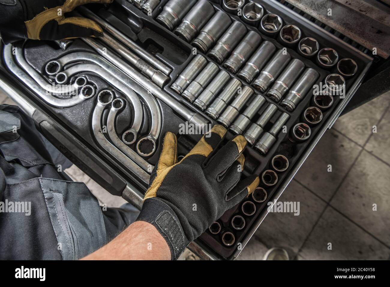 Armoire à outils mécaniques de qualité professionnelle. Atelier de réparation de camions et d'autobus. Banque D'Images