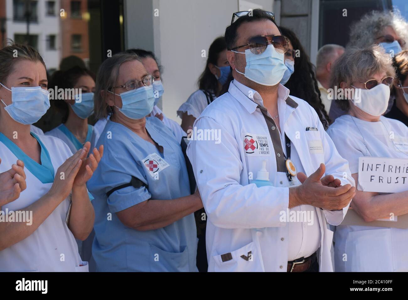 Bruxelles, Belgique. 23 juin 2020. Les travailleurs de la santé participent à une manifestation appelant à de meilleures conditions de travail à l'hôpital d'Ixelles. Crédit: ALEXANDROS MICHAILIDIS/Alay Live News Banque D'Images