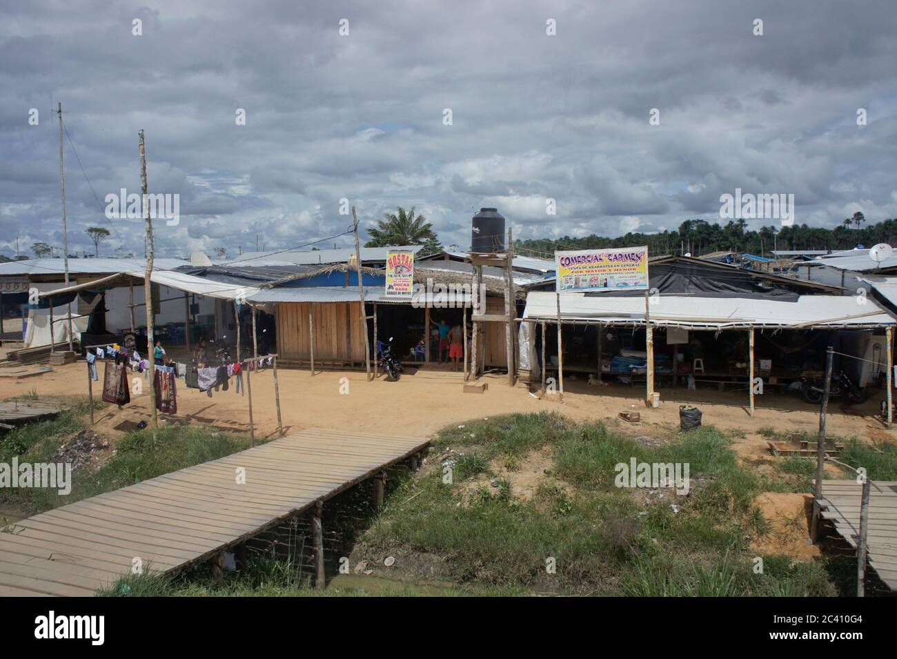Petit village dans le bassin de l'Amazone, Pérou, Amérique du Sud Banque D'Images