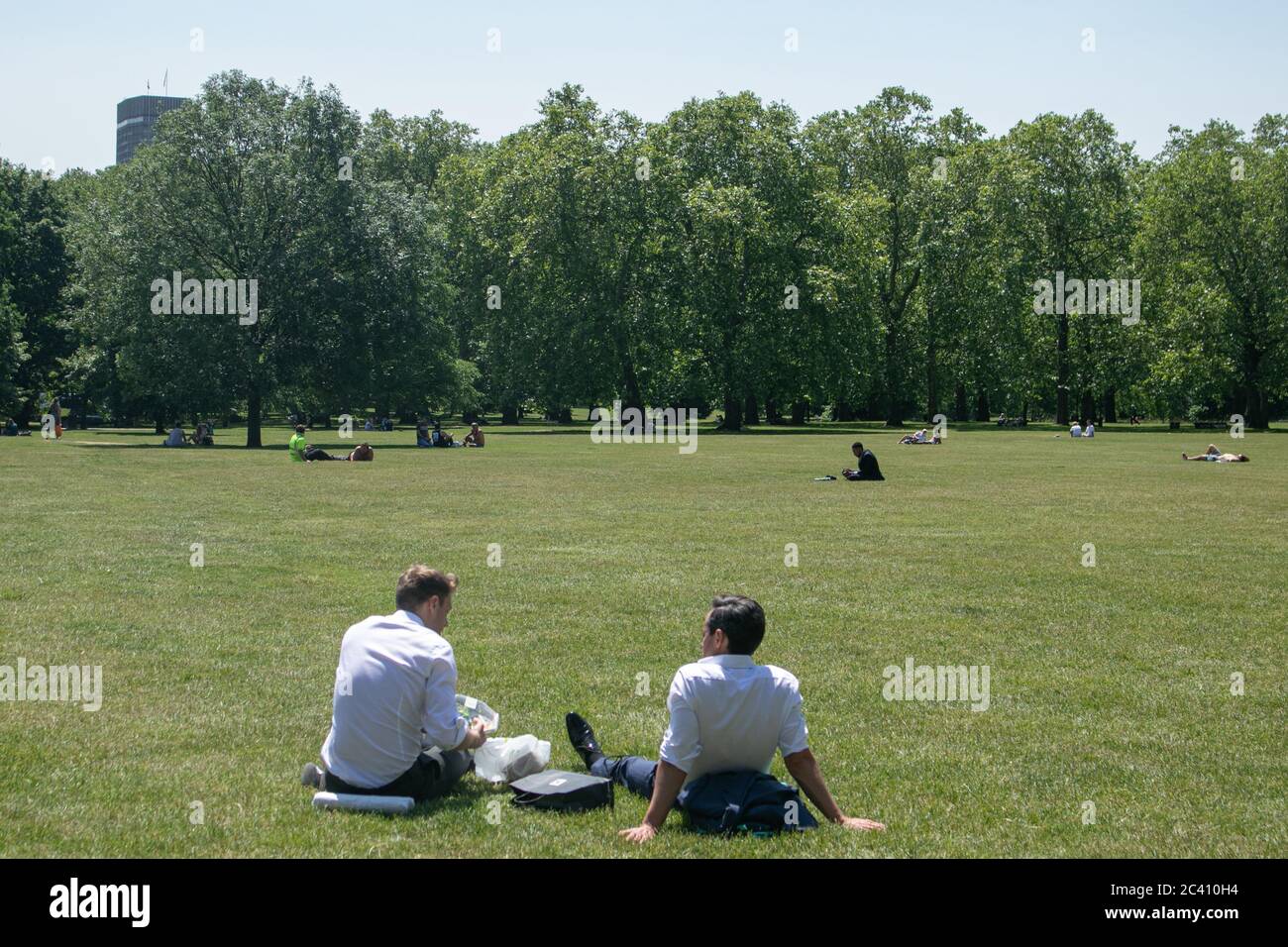 GREEN PARK LONDRES, ROYAUME-UNI. 23 juin 2020. Les employés de la ville profitent de leur pause déjeuner à Green Park lors d'une journée chaude à Londres. Le bureau met a émis une alerte thermique pour l'Angleterre, car les températures chaudes s'élèveront au cours des prochains jours.Credit: amer ghazzal/Alamy Live News Banque D'Images