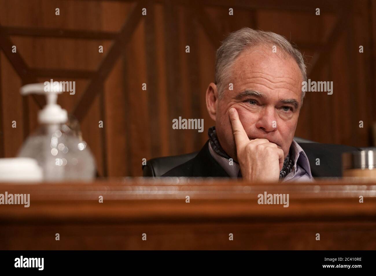 Washington, États-Unis. 23 juin 2020. Le sénateur Tim Kaine (D-Va) est vu lors d'une audience du Comité sénatorial de la santé, de l'éducation, du travail et des pensions à Capitol Hill, Washington, DC, le mardi 23 juin 2020, pour discuter des leçons apprises pendant le coronavirus afin de se préparer à la prochaine pandémie. Photo de piscine par Greg Nash/UPI crédit: UPI/Alay Live News Banque D'Images