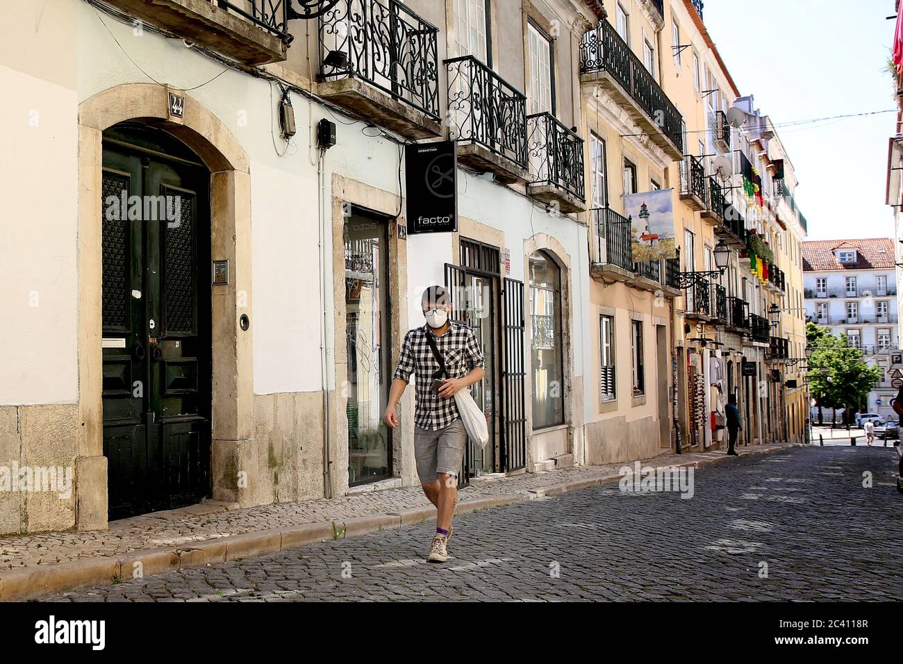 Lisbonne, Portugal. 23 juin 2020. Un homme portant un masque de visage marche dans le centre de Lisbonne, Portugal, 23 juin 2020. Le Premier ministre portugais Antonio Costa a annoncé lundi que le « jour de la calamité » sera maintenu dans le Grand Lisbonne avec des règles plus strictes pour contenir la pandémie COVID-19. Crédit: Pedro Fiuza/Xinhua/Alay Live News Banque D'Images