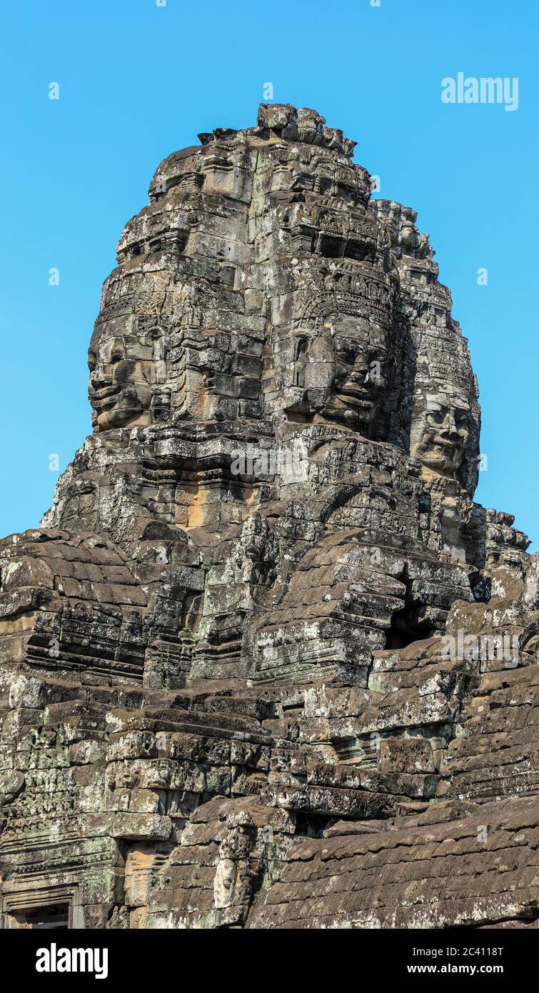 Les tours de visages souriants au Bayon au complexe du temple d'Angkor Thom, Siem Reap, Cambodge, Asie Banque D'Images