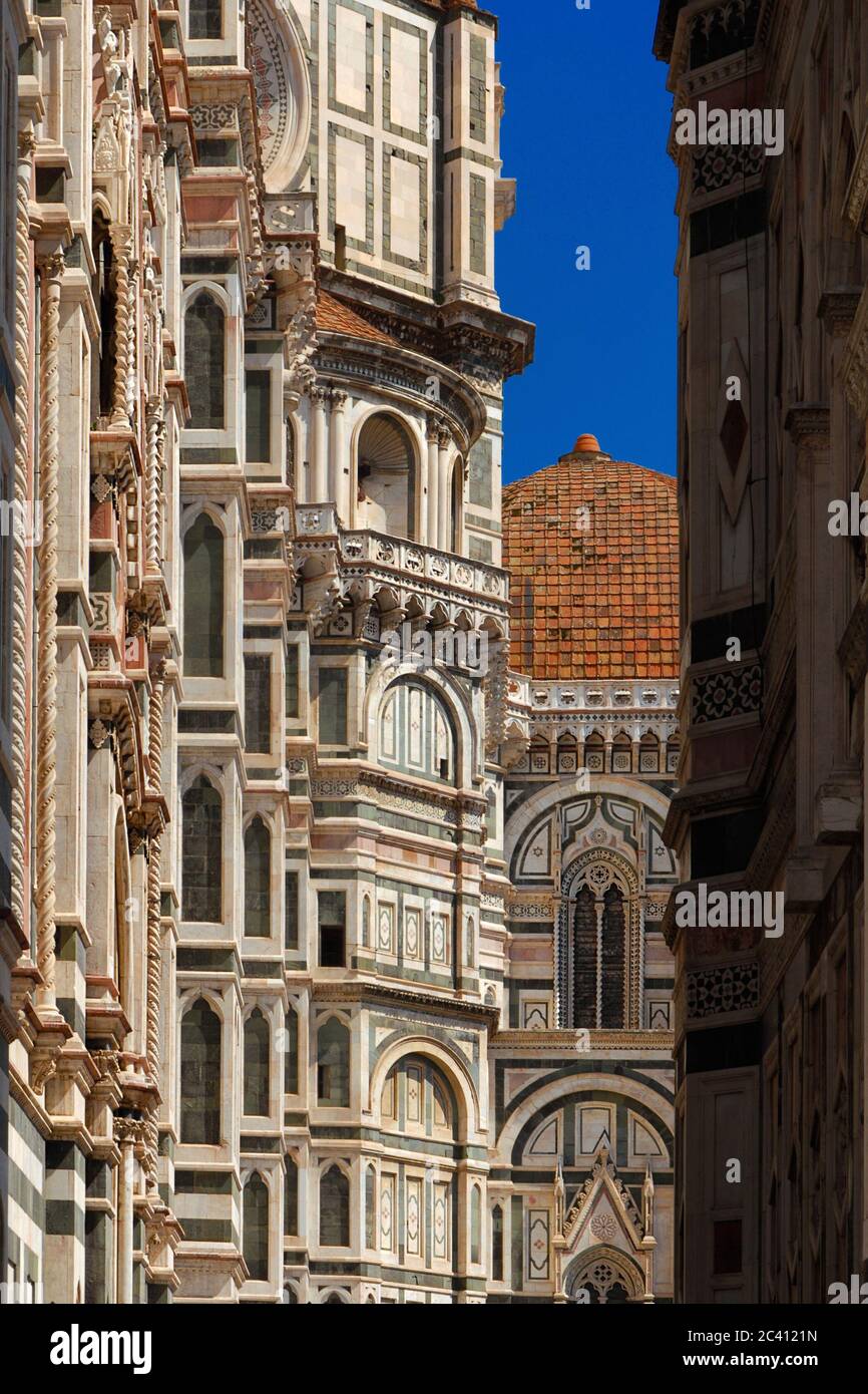 Architecture gothique et Renaissance à Florence, vue partielle sur Santa Maria del Fiore (Sainte Marie de la Fleur), tholobate, chapelle et clocher (14-15 Banque D'Images