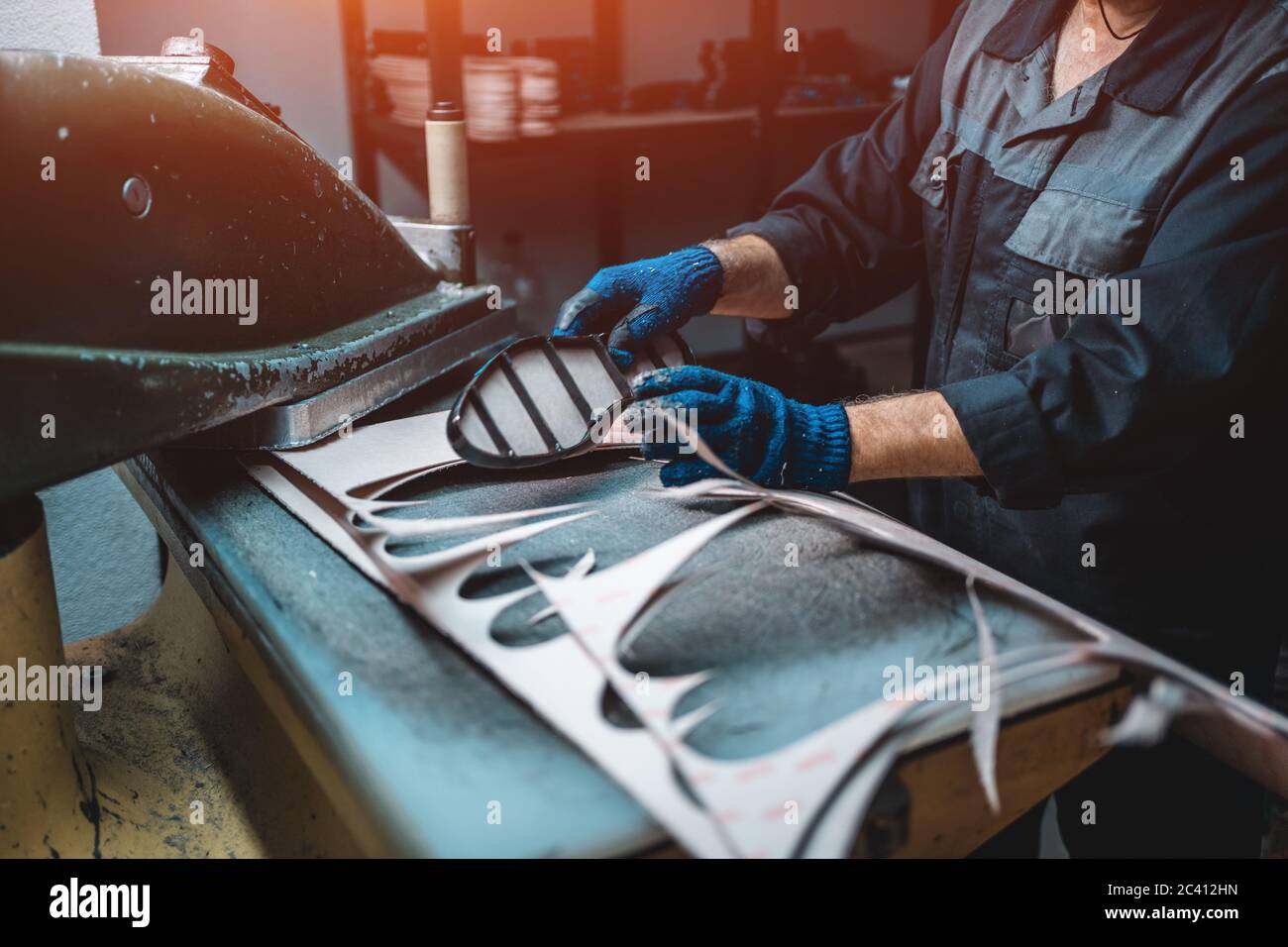 personnes travaillant avec des machines de presse pour couper le cuir de  chaussure Photo Stock - Alamy
