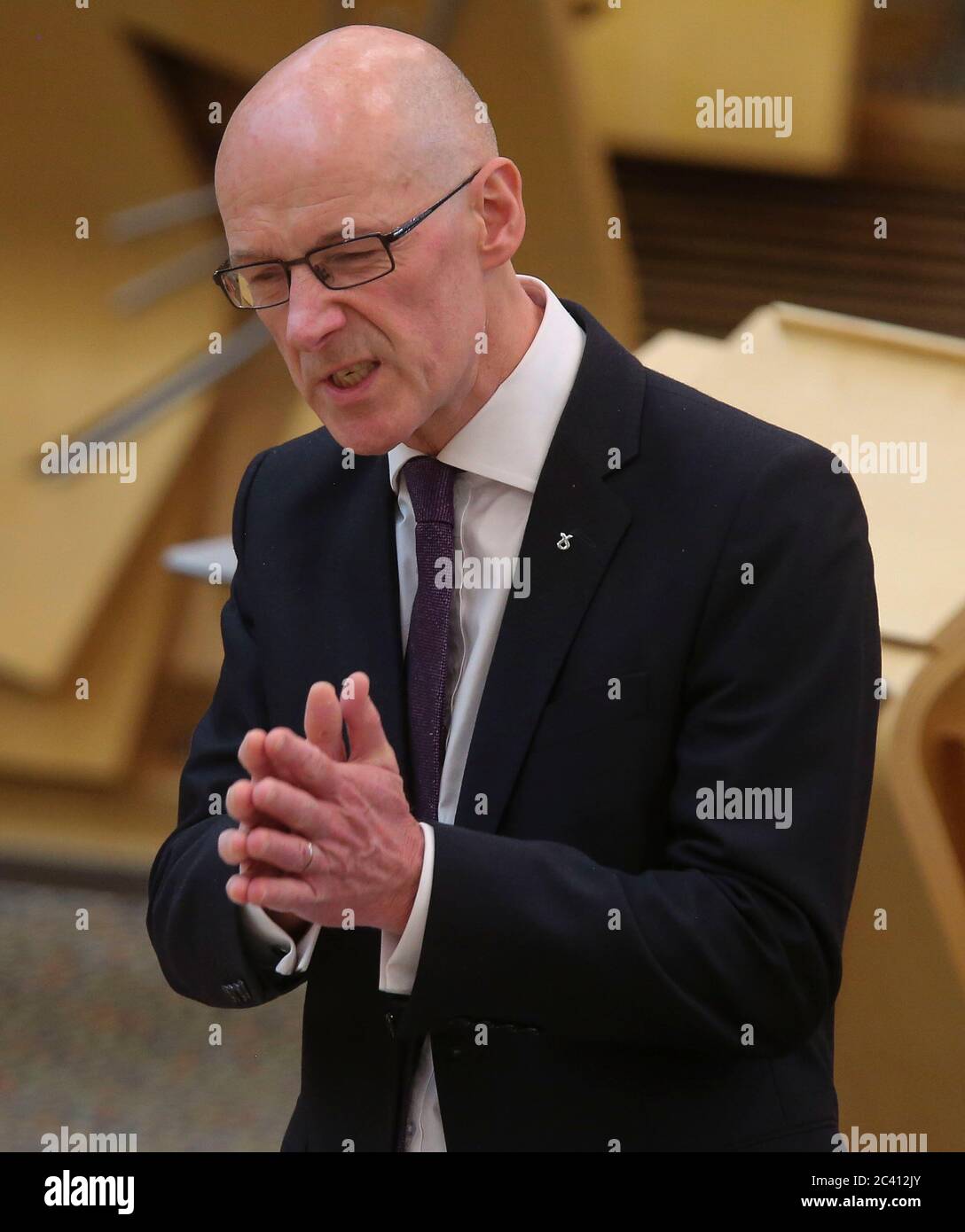 John Swinney, vice-premier ministre et secrétaire à l'éducation, lors de questions d'actualité au Parlement écossais d'Édimbourg. Swinney a déclaré que les élèves devraient se préparer à retourner à l'école à temps plein en août. Banque D'Images