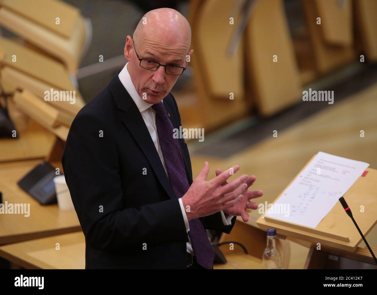 John Swinney, vice-premier ministre et secrétaire à l'éducation, lors de questions d'actualité au Parlement écossais d'Édimbourg. Swinney a déclaré que les élèves devraient se préparer à retourner à l'école à temps plein en août. Banque D'Images