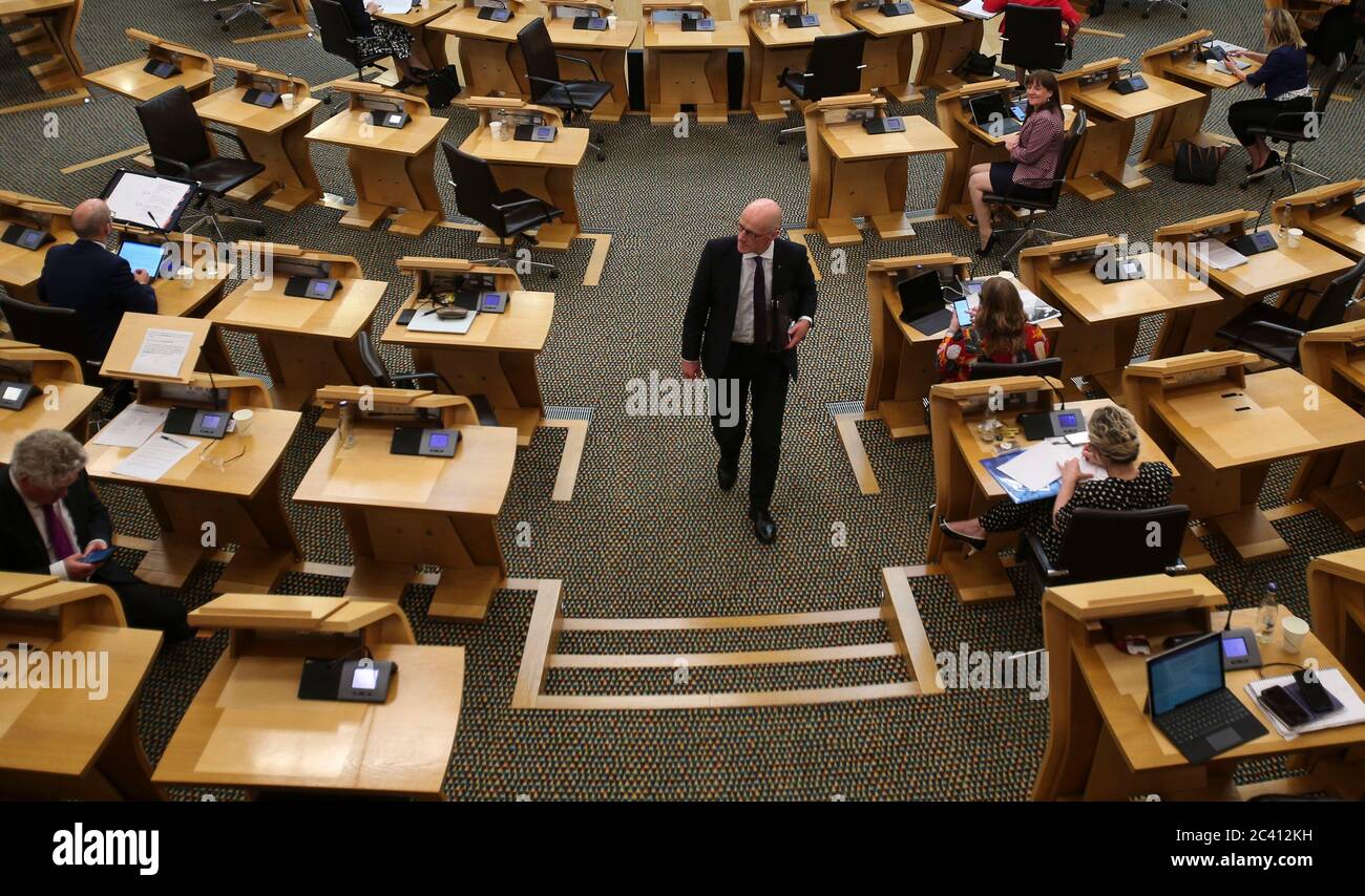 John Swinney, vice-premier ministre et secrétaire à l'éducation, après des questions d'actualité au Parlement écossais d'Édimbourg. Swinney a déclaré que les élèves devraient se préparer à retourner à l'école à temps plein en août. Banque D'Images