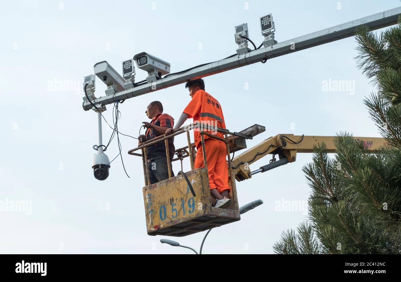Des employés chinois vérifient les caméras de vidéosurveillance à Pékin, en Chine. 21 juin 2020 Banque D'Images