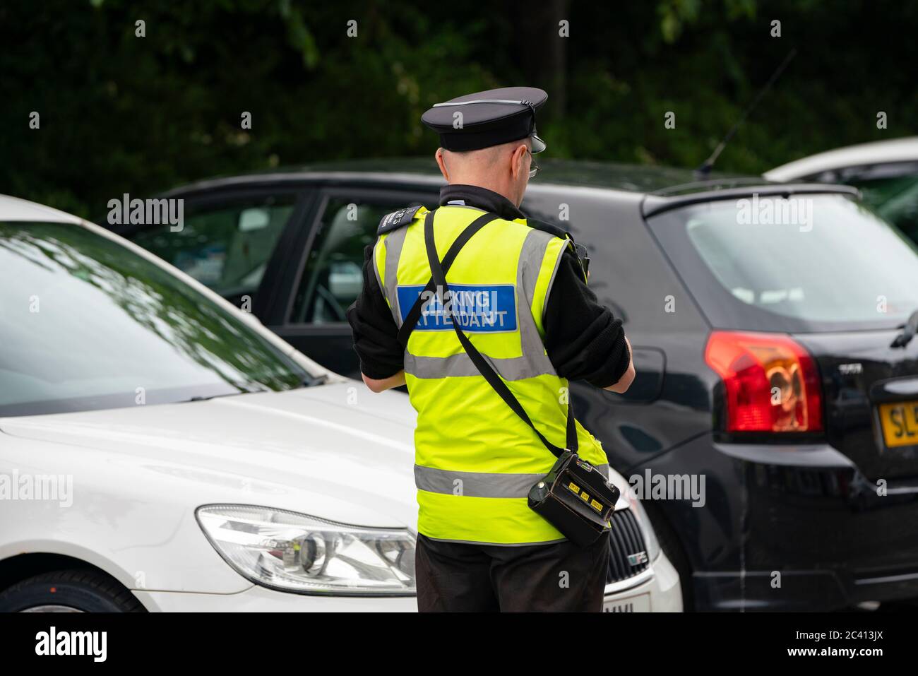 Edimbourg, Ecosse, Royaume-Uni. 23 juin 2020. Un gardien de parking donne un billet à Édimbourg pour une voiture garée illégalement. À partir du 22 juin, le Conseil municipal d'Édimbourg a commencé à émettre des billets de stationnement à la suite d'une suspension pendant la pandémie du coronavirus. Iain Masterton/Alay Live News Banque D'Images