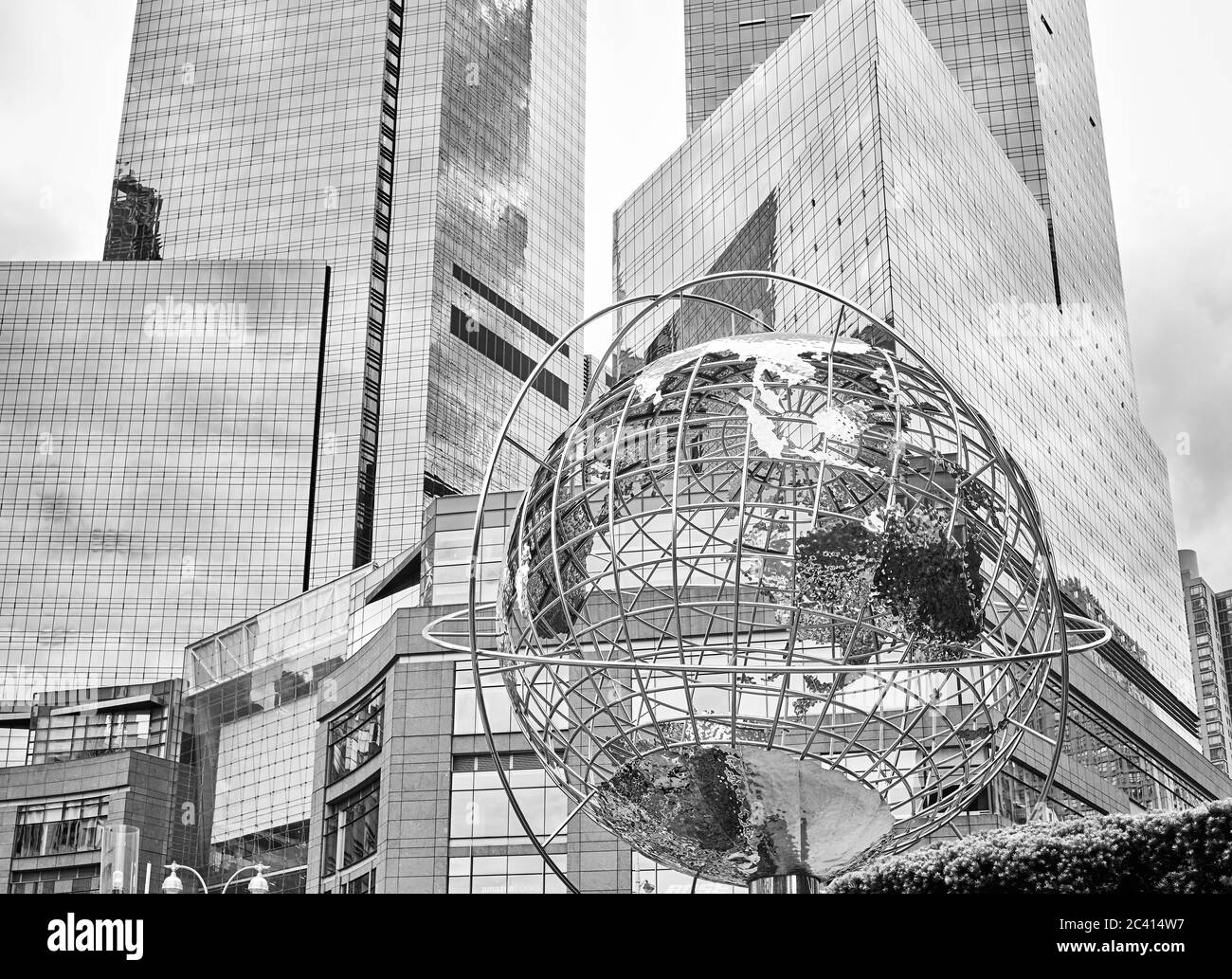 New York, États-Unis - 26 mai 2017 : la sculpture du globe de Columbus Circle installée à l'extérieur de l'hôtel et de la tour internationaux de Trump. Banque D'Images