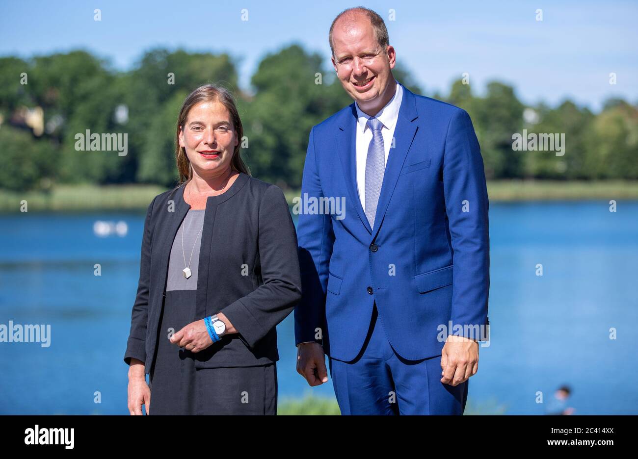 Neustrelitz, Allemagne. 23 juin 2020. Les membres du conseil d'administration de la nouvelle fondation, Katarina Peranic et Jan Holze, sont debout devant le Gymnasium Carolinum après la cérémonie pour marquer la création de la Fondation allemande pour l'engagement et le bénévolat. Le Bundestag avait décidé de créer la fondation en janvier. Il doit servir de point de contact central pour l'engagement civique et volontaire. Credit: Jens Büttner/dpa-Zentralbild/dpa/Alay Live News Banque D'Images