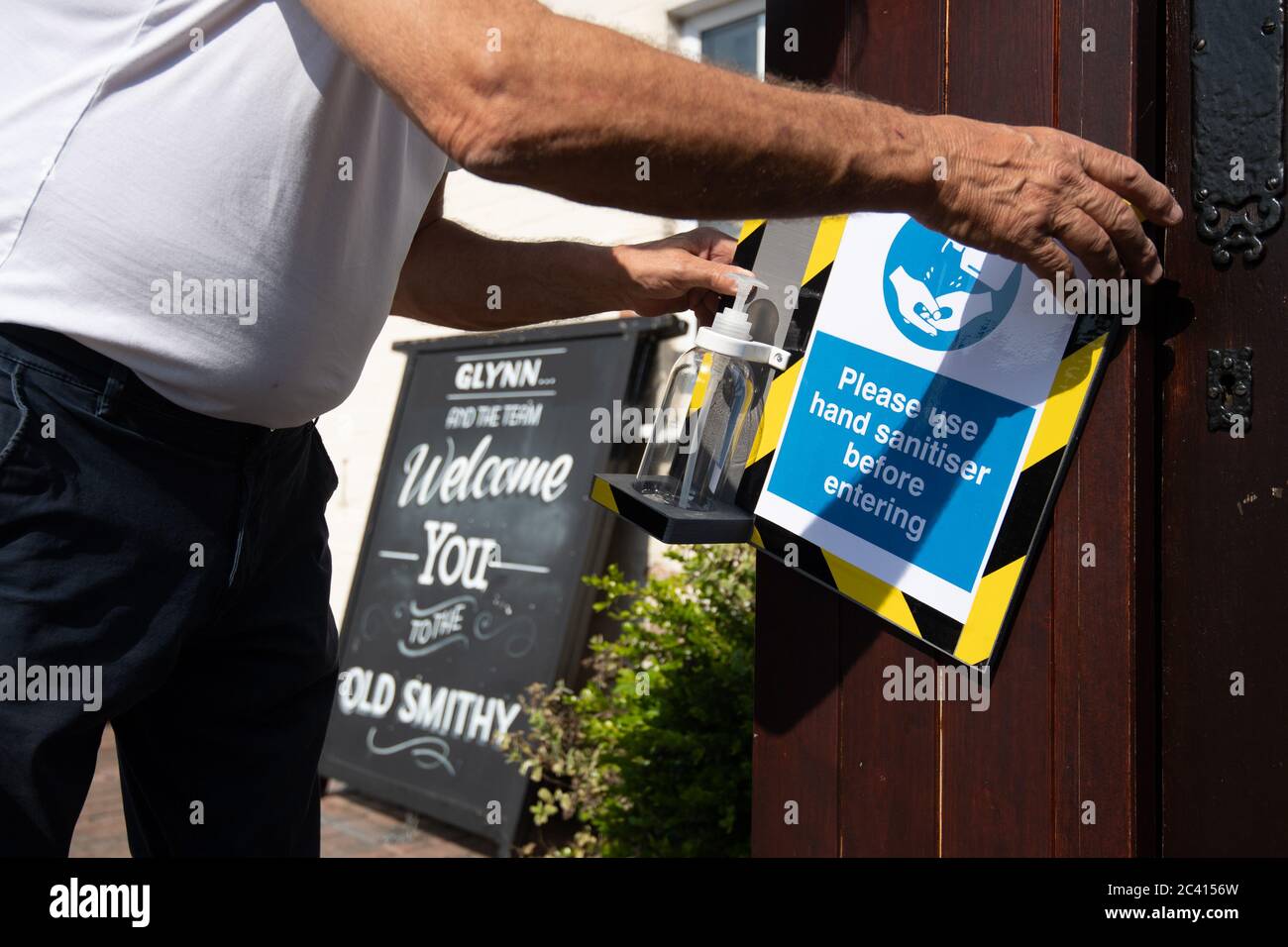 Phil Weaver, propriétaire du Old Smith à Church Lawford, Warwickshire installe des postes de désinfection des mains, alors que les patrons de pub et d'hospitalité ont applaudi les propositions du gouvernement visant à permettre aux clients de passer leurs portes le 4 juillet comme « un soulagement bienvenu ». Banque D'Images