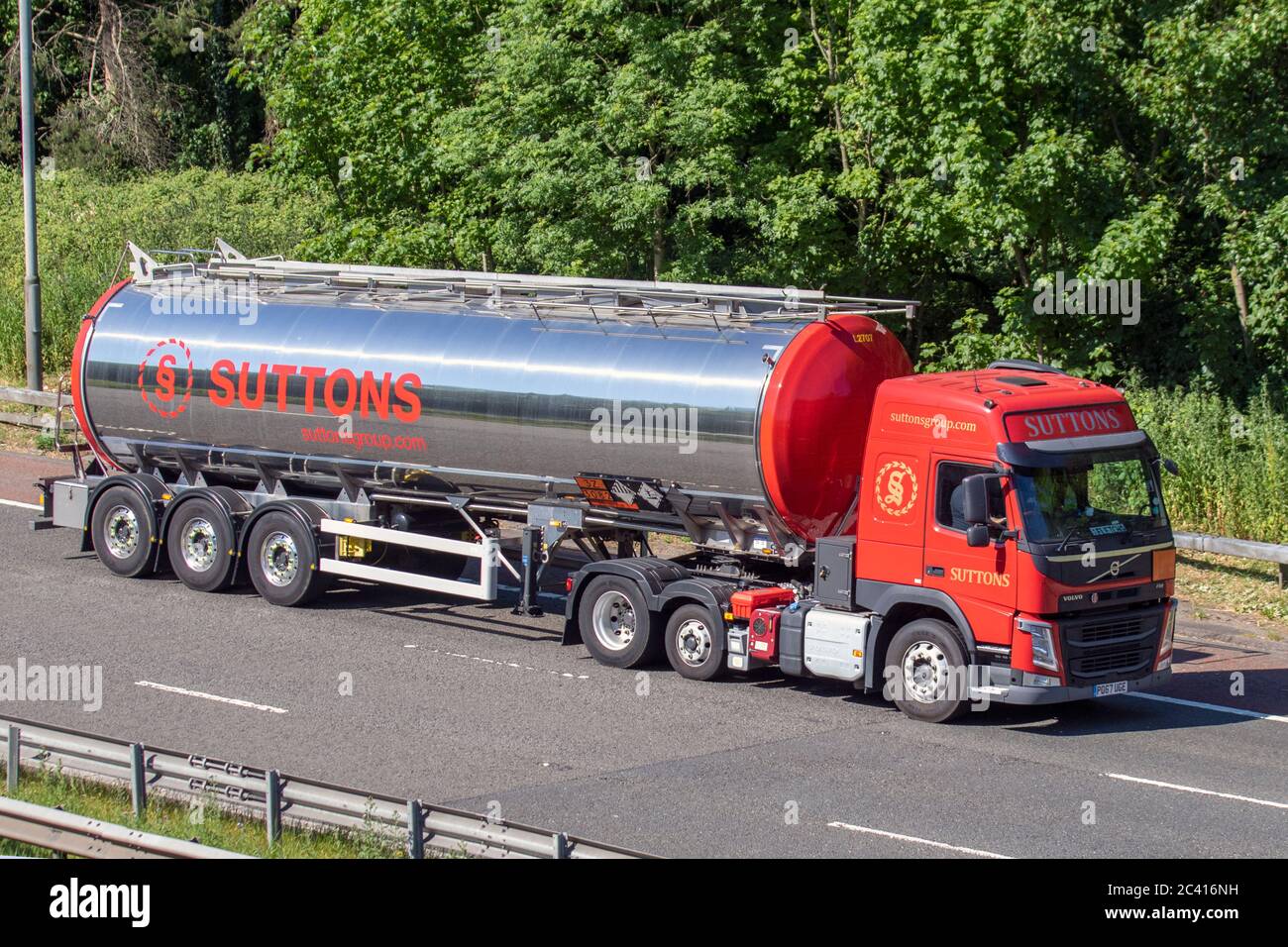 Sutton Group transport camions de livraison, camion, transport, camion, transporteur de fret, véhicule Volvo, industrie européenne du transport commercial HGV, M6 à Manchester, Royaume-Uni Banque D'Images