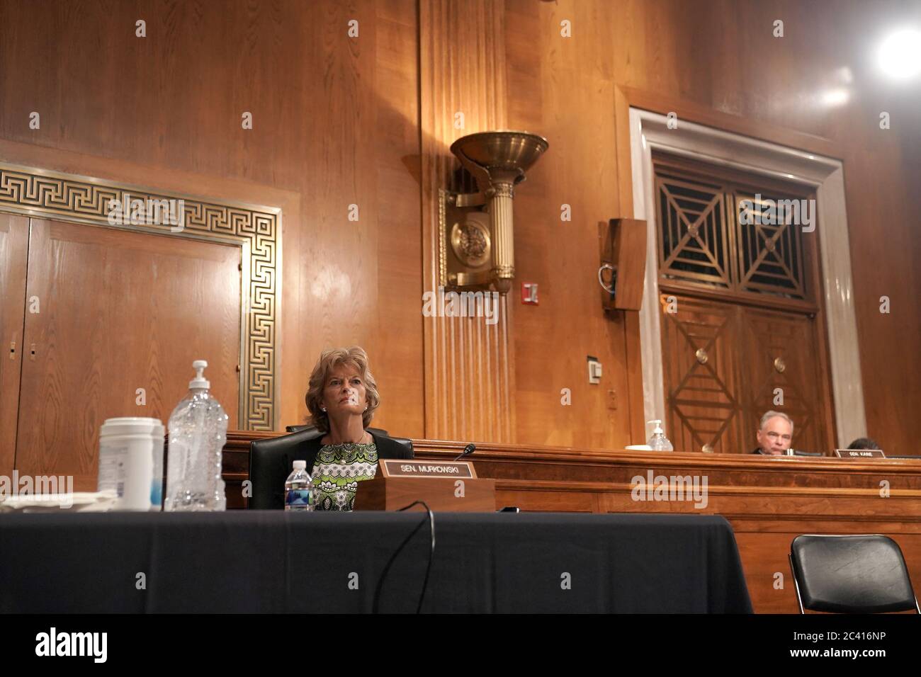 Washington, États-Unis. 23 juin 2020. Lisa Murkowski (R-Alaska) est vue lors d'une audience du Comité sénatorial de la santé, de l'éducation, du travail et des pensions à Capitol Hill, Washington, DC, le mardi 23 juin 2020 pour discuter des leçons apprises pendant le coronavirus afin de se préparer à la prochaine pandémie. Photo de piscine par Greg Nash/UPI crédit: UPI/Alay Live News Banque D'Images