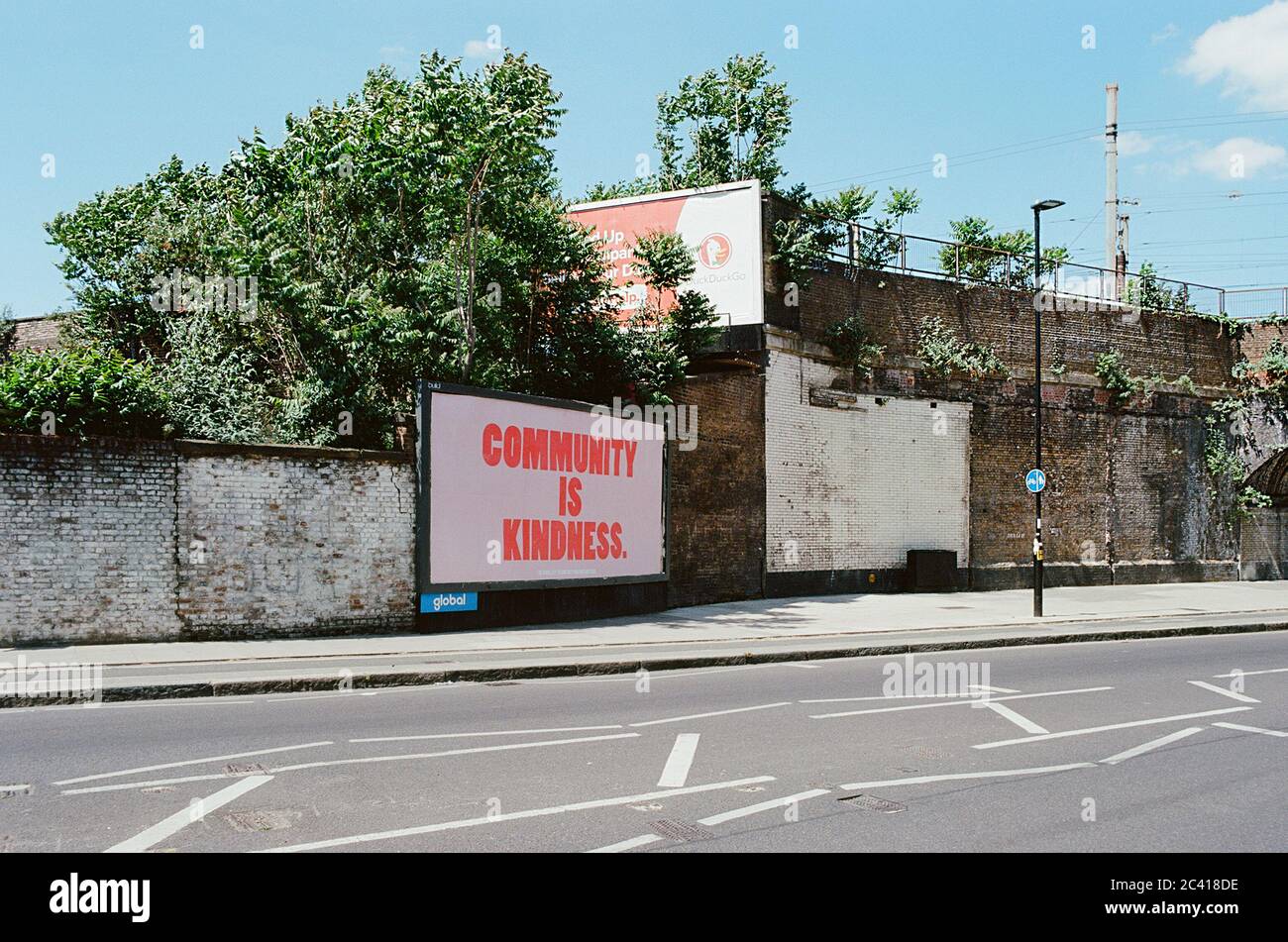 Message « Community is gentillesse » sur un panneau publicitaire à Arsenal, dans le nord de Londres, au début de juin 2020, pendant le confinement du coronavirus Banque D'Images