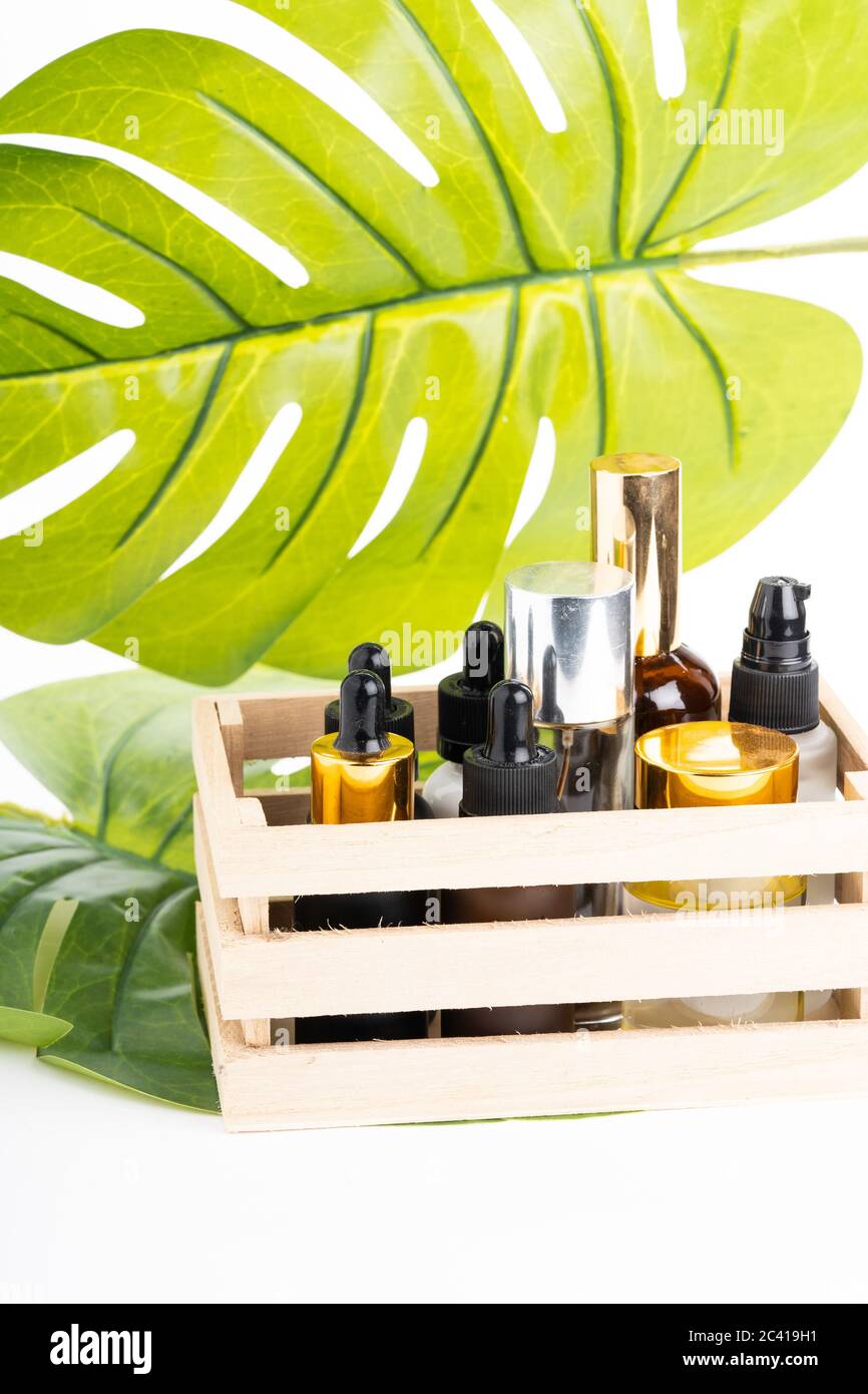 Concept de cosmétiques naturels. Flacons cosmétiques avec plantes isolées sur blanc Banque D'Images