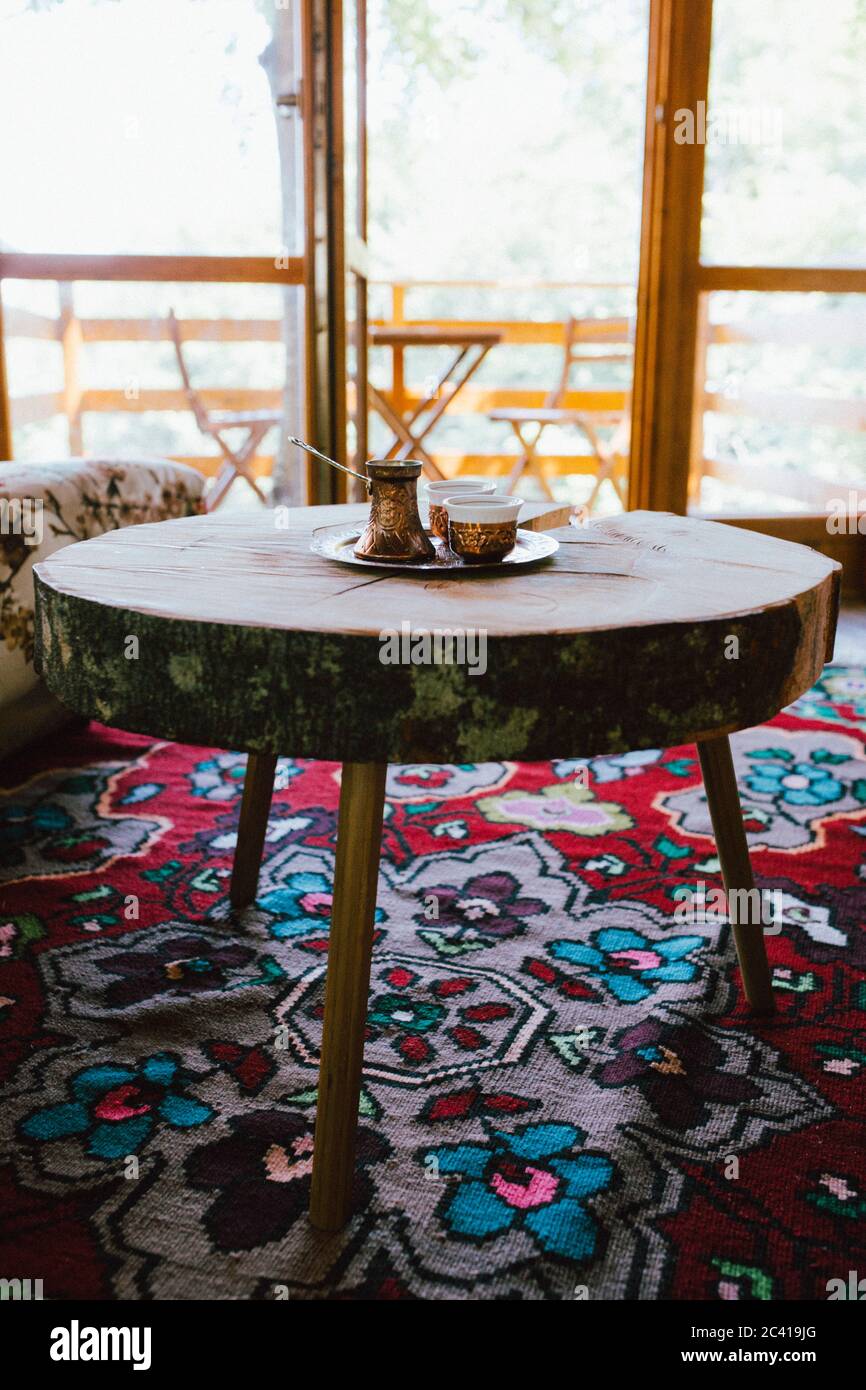 Café bosniaque traditionnel sur une table en bois Banque D'Images