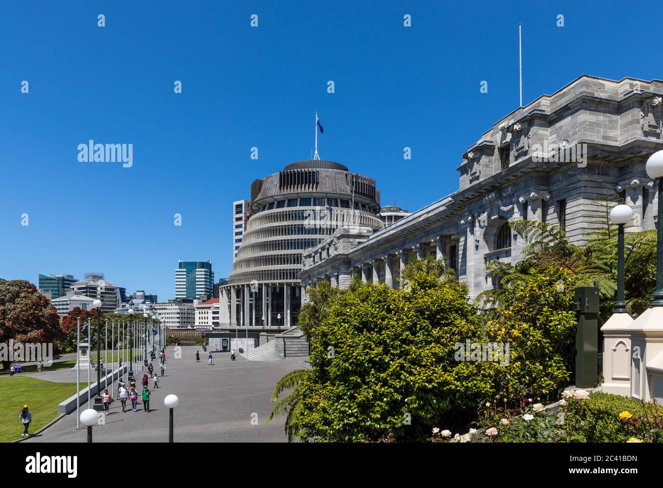 Wellington, Nouvelle-Zélande: La « ruche » (à gauche) est le nom commun de l'aile exécutive de l'édifice du Parlement néo-zélandais (à droite) Banque D'Images