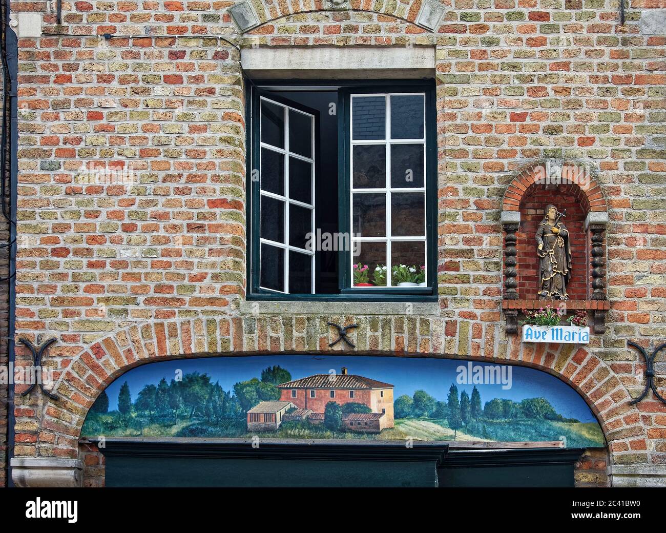 Fenêtre, ouverte à moitié, fleurs en pot, vieux bâtiment en briques, peinture rurale ci-dessous, statue religieuse, niche, panneau Ave Maria, Europe, Bruges; Brugge, Belg Banque D'Images