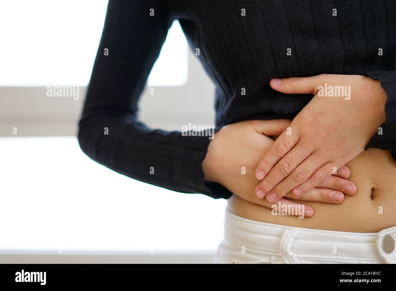 Femme touchant son ventre avec douleur d'appendicite. Appendicite ...