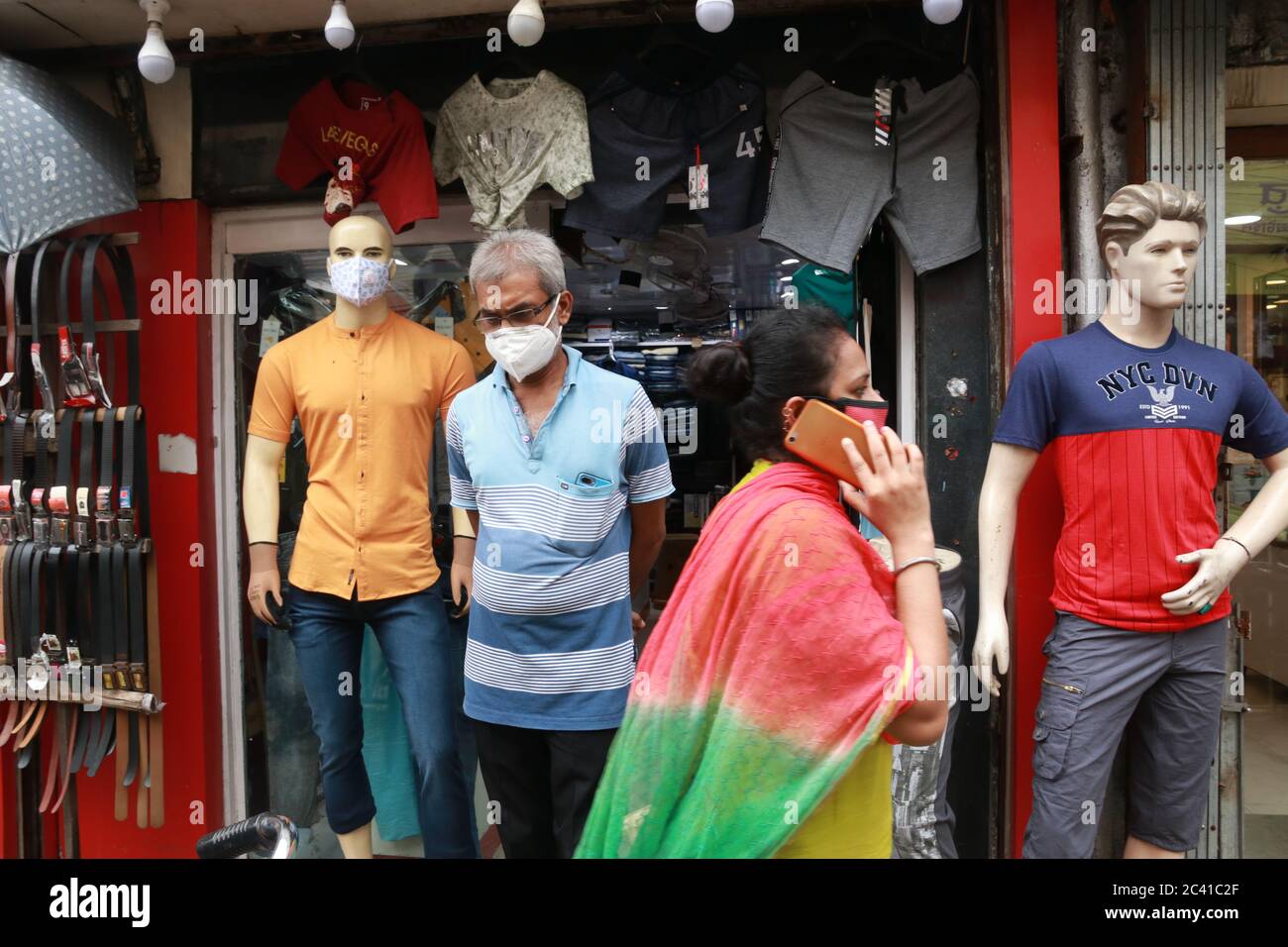 Kolkata, Inde. 23 juin 2020. Un commerçant portant un masque et attendant le client après que le gouvernement a assoupli un verrouillage national imposé comme mesure préventive contre le COVID-19 à Kolkata. Avec une population de 1.3 milliards d'habitants, l'Inde est le quatrième pays le plus touché au monde avec plus de 425,000 000 infections, comme le montrent les chiffres officiels. (Photo de Dipa Chakraborty/Pacific Press) crédit: Pacific Press Agency/Alay Live News Banque D'Images