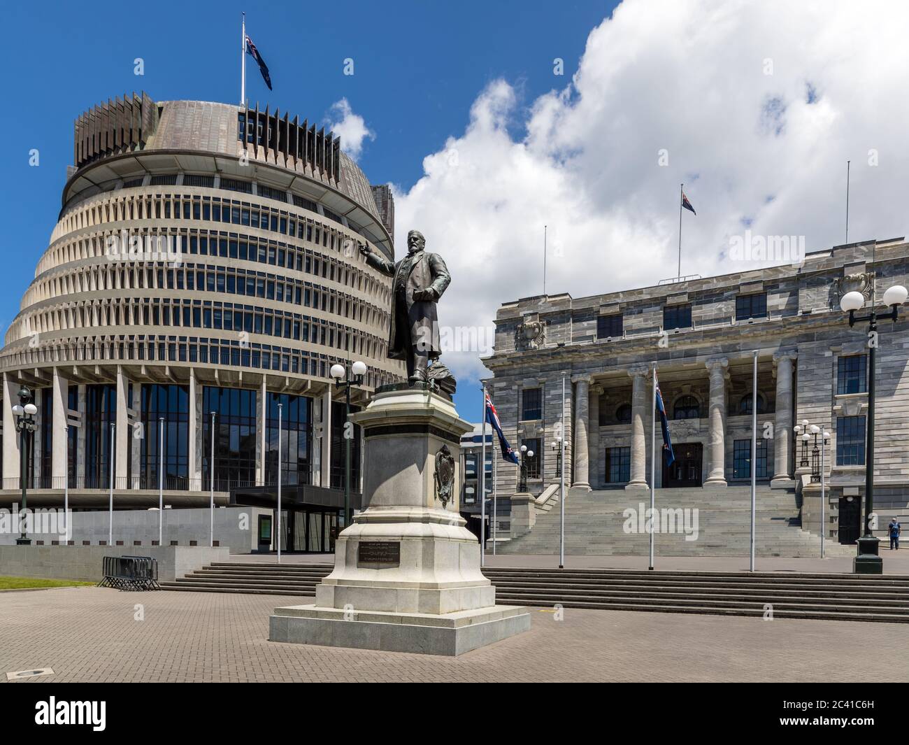 Wellington, Nouvelle-Zélande : la statue du Premier ministre Richard Seddon, faite en 1915, devant le Parlement néo-zélandais et la ruche Banque D'Images