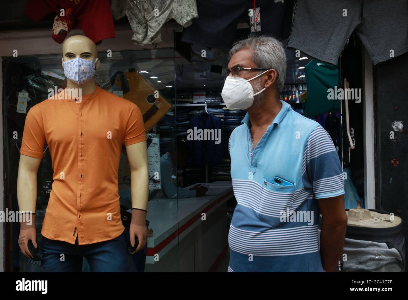 Kolkata, Inde. 23 juin 2020. Un commerçant portant un masque et attendant le client après que le gouvernement a assoupli un verrouillage national imposé comme mesure préventive contre le COVID-19 à Kolkata. Avec une population de 1.3 milliards d'habitants, l'Inde est le quatrième pays le plus touché au monde avec plus de 425,000 000 infections, comme le montrent les chiffres officiels. (Photo de Dipa Chakraborty/Pacific Press) crédit: Pacific Press Agency/Alay Live News Banque D'Images