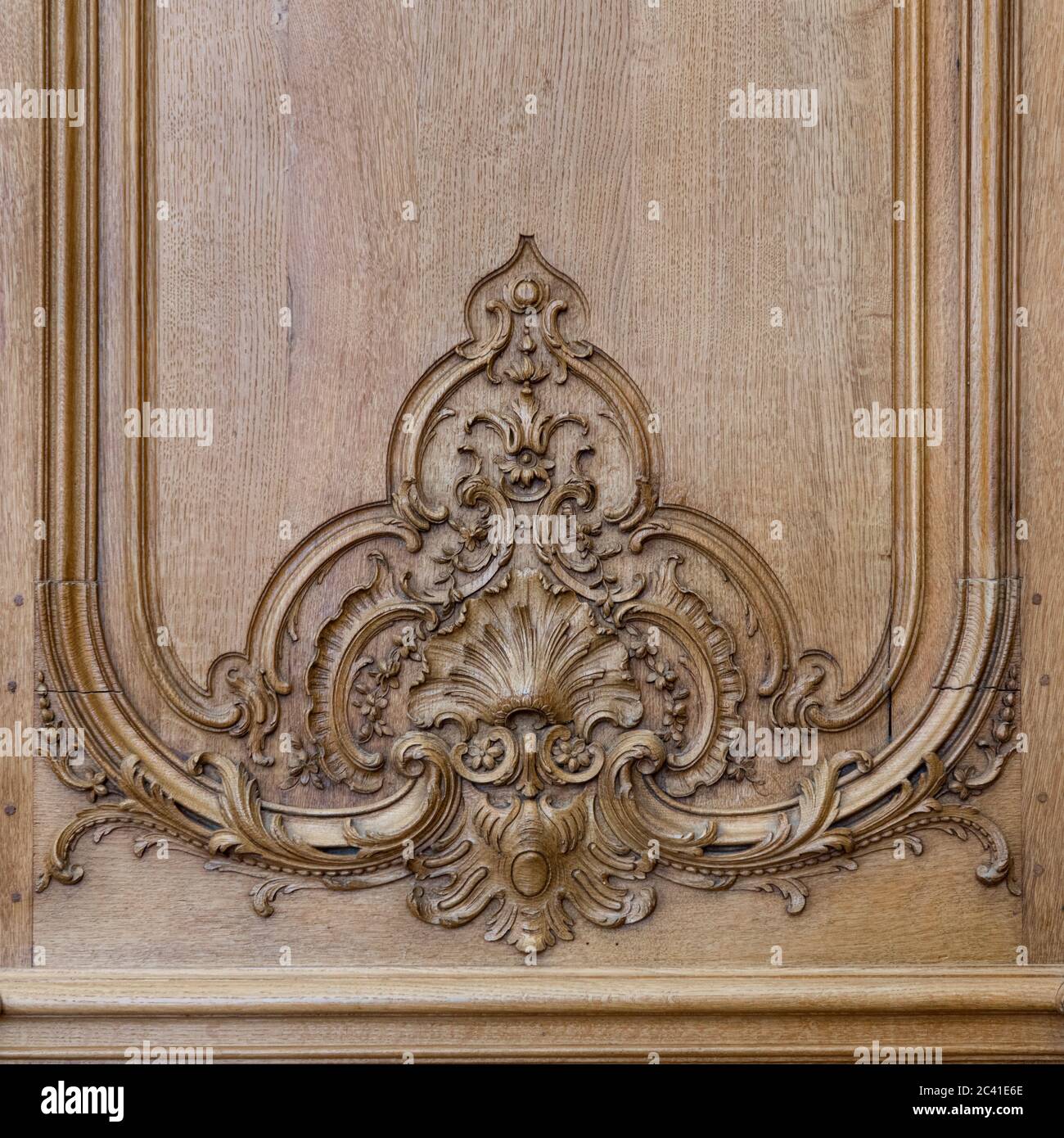 Panneau en bois orné le long du mur du musée du petit Palais, Paris, Ile-de-France, France Banque D'Images