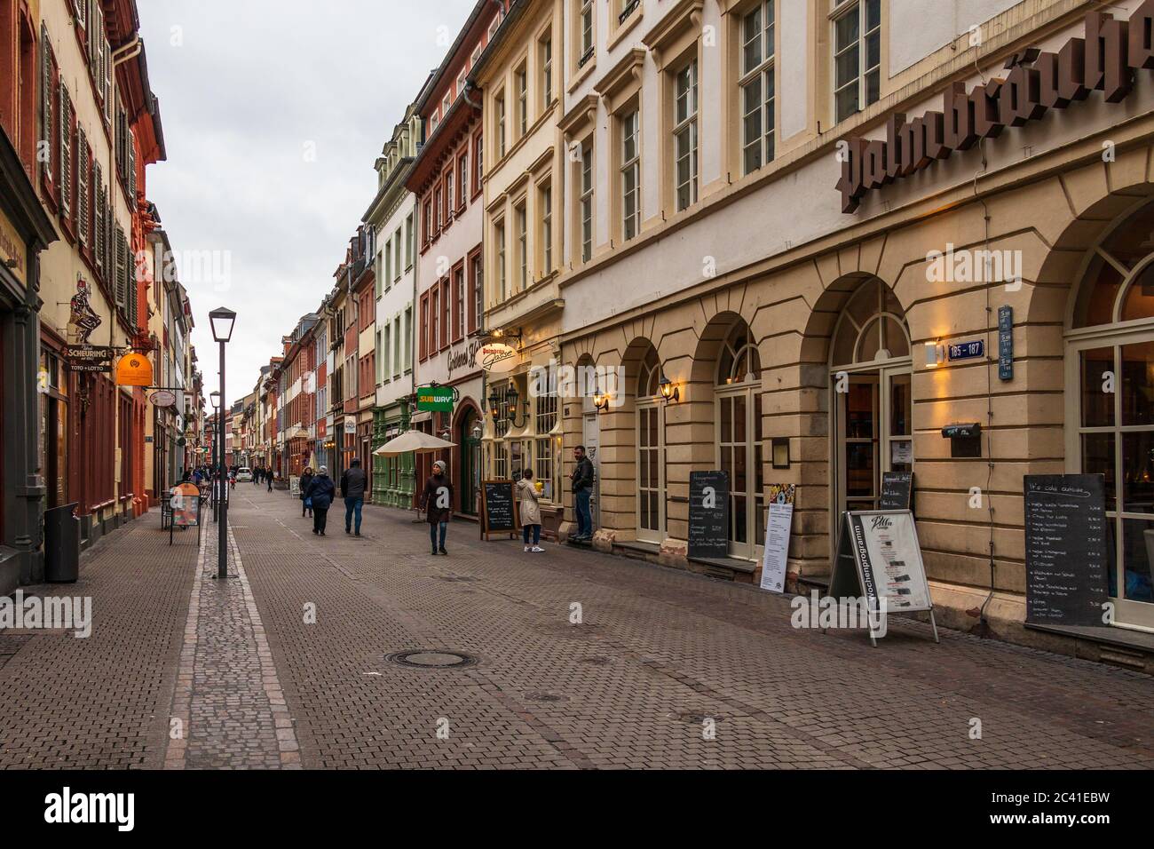 Scénario typique de rue principale dans le centre-ville de Heidelberg, Bade-Wurtemberg, Allemagne. Europe Banque D'Images