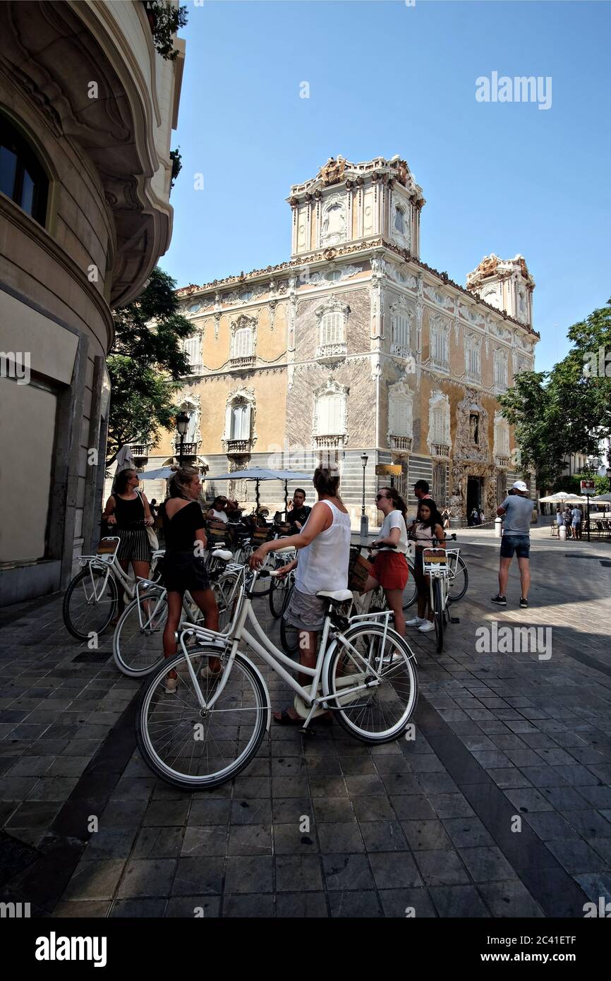 Touristes regardant la construction de marques de dos Aguas, le siège du musée de céramique à Valence, Espagne Banque D'Images