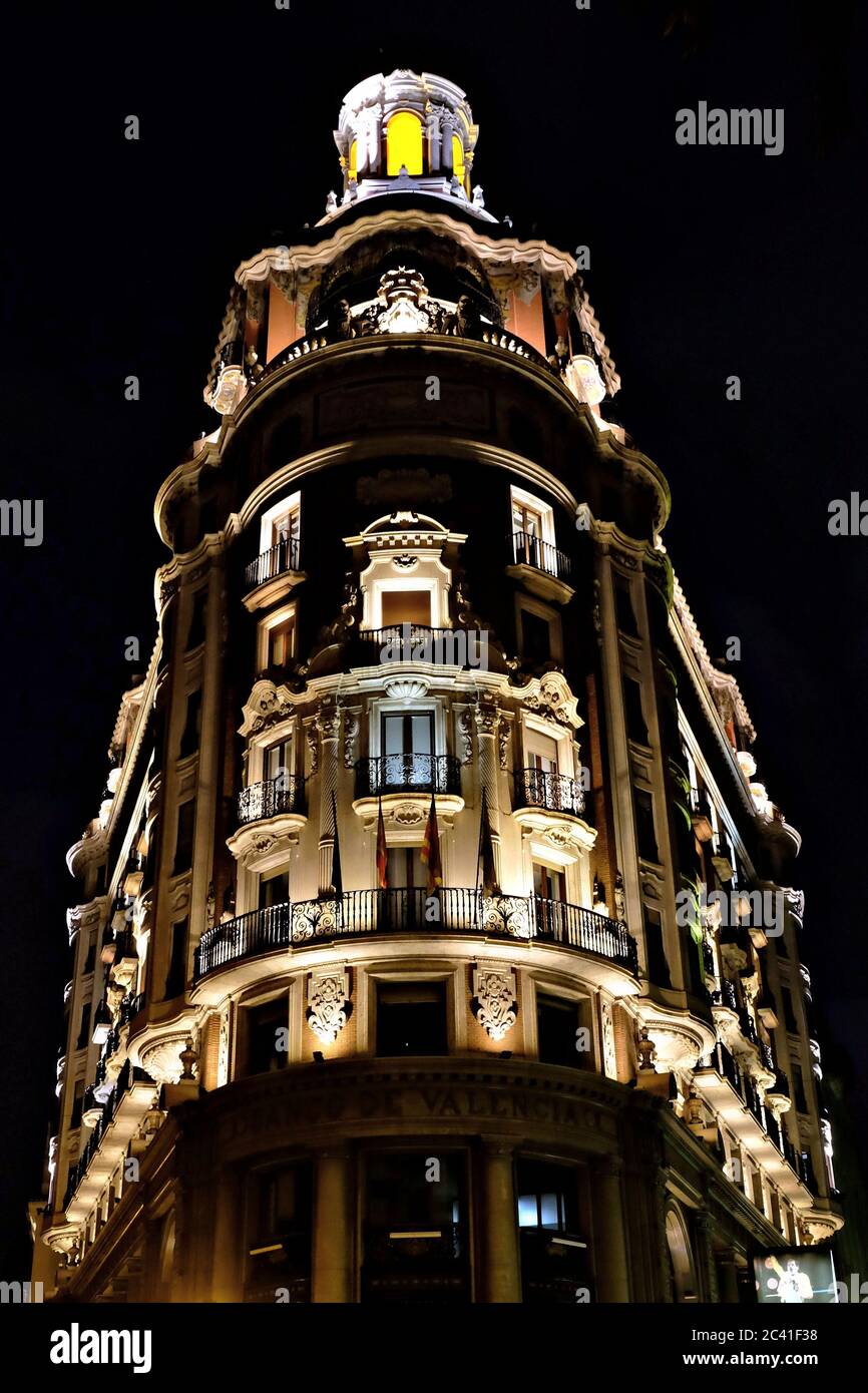 Vue sur le bâtiment Banco de Valencia la nuit à Valence, Espagne Banque D'Images