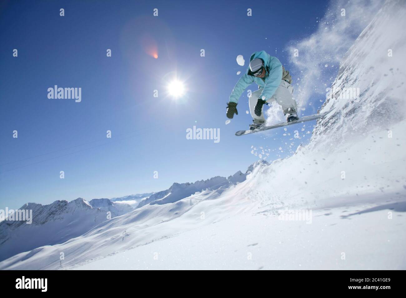 Un snowboardeur dans le saut - sport d'hiver de montagne - vacances Banque D'Images