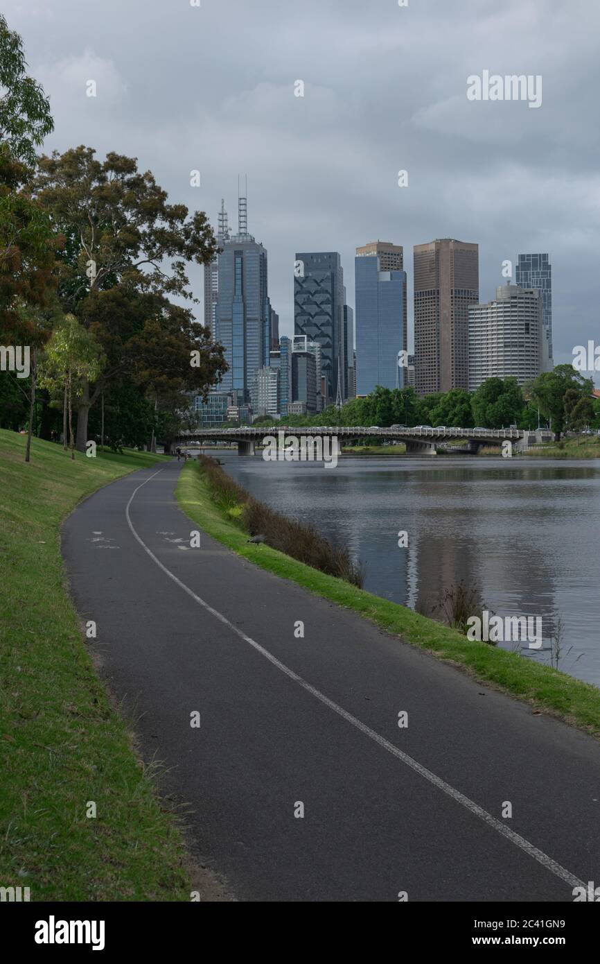 Piste cyclable le long du fleuve Yarra menant à la ville de Melbourne Banque D'Images