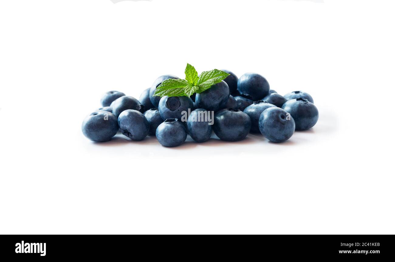 Tas de bleuets avec congé de menthe isolé sur fond blanc. Bleuets mûrs avec espace de copie pour le texte. Bleuets sur fond blanc. Banque D'Images