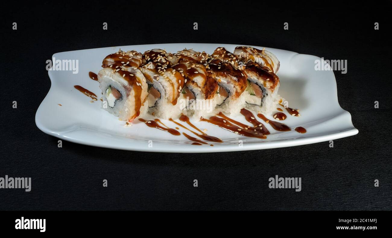 sushi avec riz et légumes sur fond noir. Banque D'Images