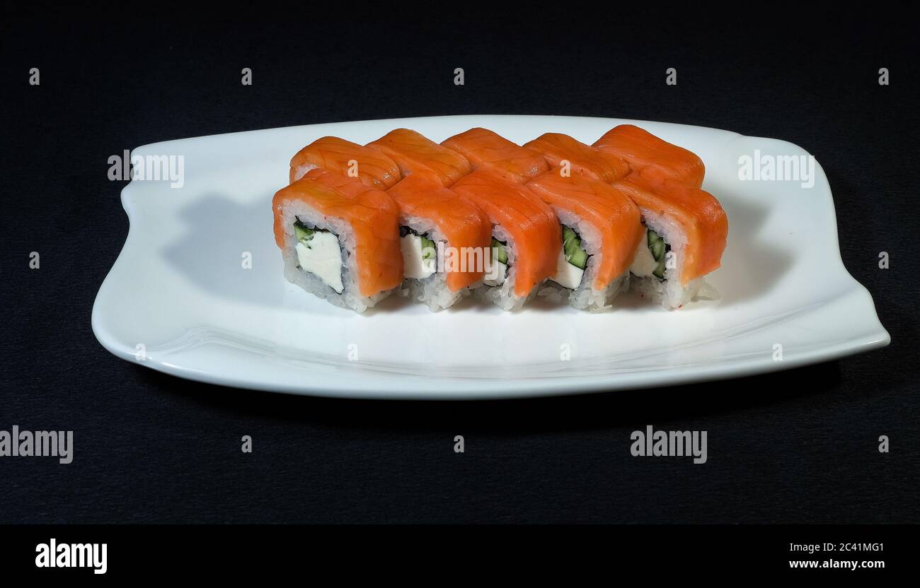 sushi avec riz et légumes sur fond noir. Banque D'Images