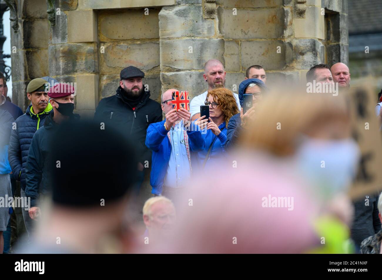 Richmond, North Yorkshire, Royaume-Uni - 14 juin 2020 : British All Lives Matter Counter des manifestants regardant une manifestation Black Lives Matter Banque D'Images