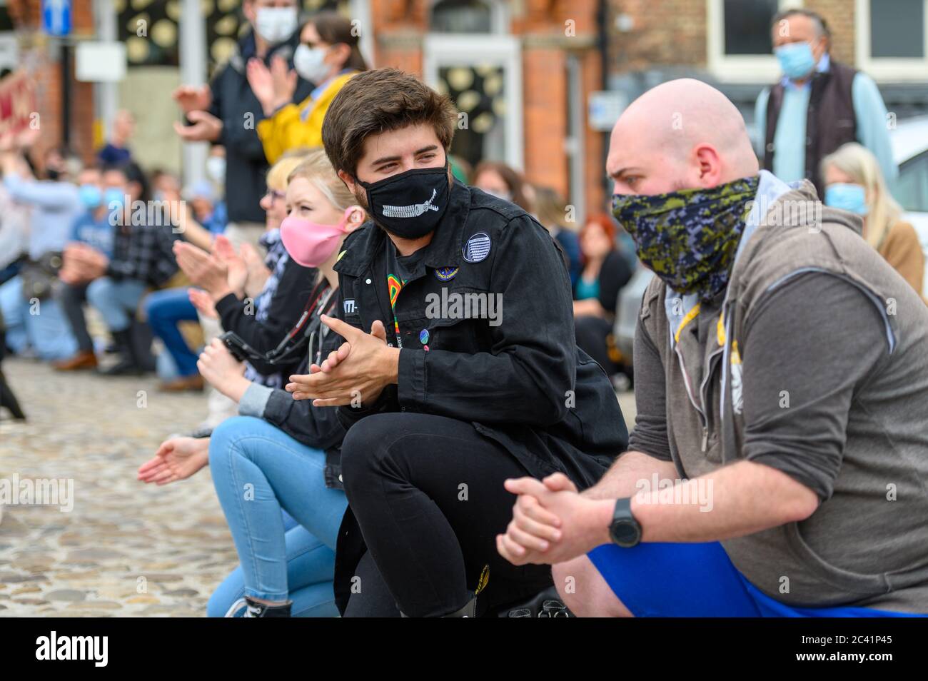 Richmond, North Yorkshire, Royaume-Uni - 14 juin 2020 : les manifestants portent des couvre-visage tout en se agenouillant et en se crampant à une manifestation Black Lives Matter Banque D'Images