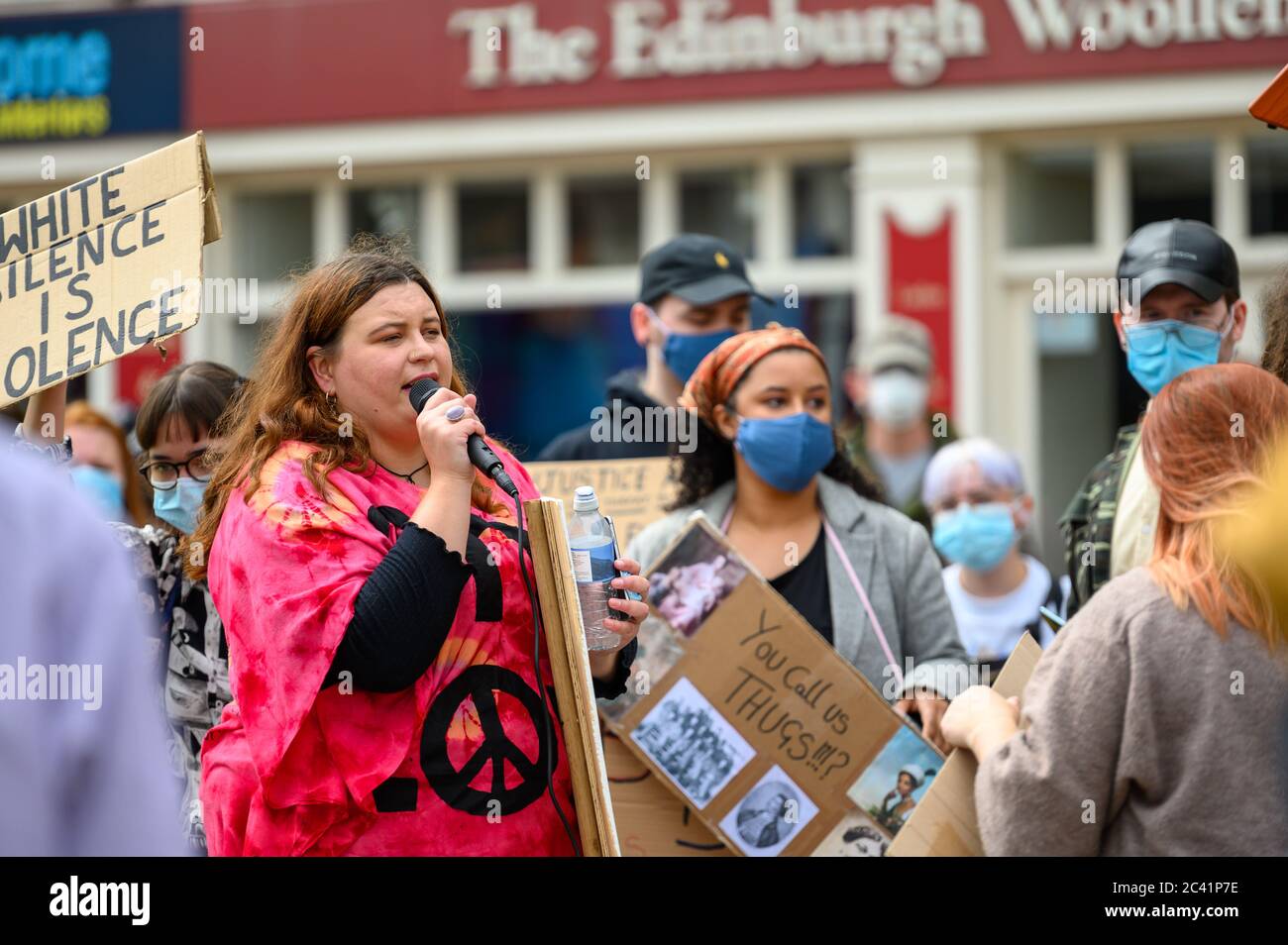 Richmond, North Yorkshire, Royaume-Uni - 14 juin 2020 : une femme blanche dirigeant une manifestation Black Lives Matter, entourée de manifestants caucasiens portant un EPI Fa Banque D'Images