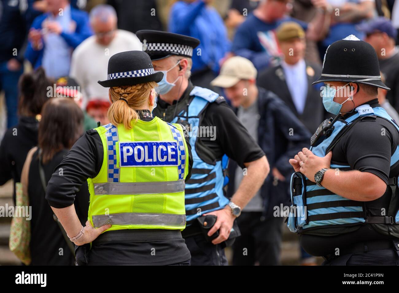 Richmond, North Yorkshire, Royaume-Uni - 14 juin 2020 : un groupe d'agents de police blancs portent des masques EPI lors d'un rassemblement de protestation Black Lives Matter Banque D'Images