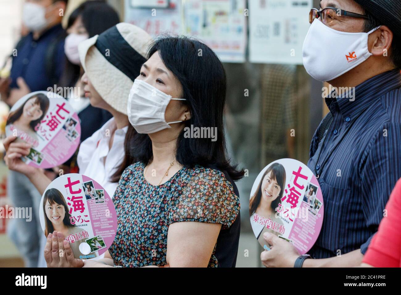 Tokyo, Japon. 23 juin 2020. Les électeurs écoutent le discours de campagne du candidat Nanami Hiroko pour l'élection du gouverneur de Tokyo en dehors de la gare d'Okachimachi. L'élection du gouverneur aura lieu le 5 juillet. Credit: Rodrigo Reyes Marin/ZUMA Wire/Alay Live News Banque D'Images