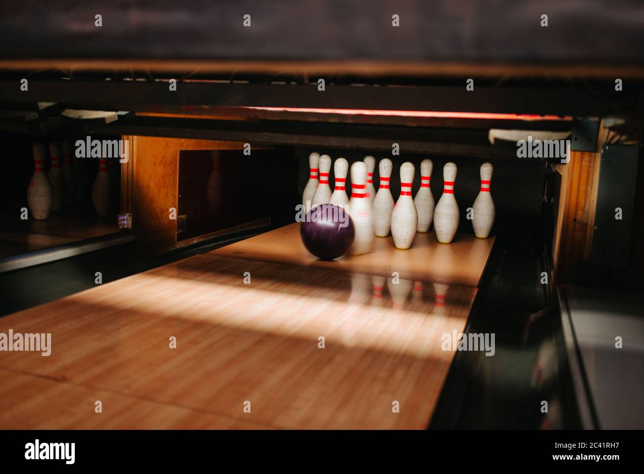 Piste de bowling avec épingles et une balle Banque D'Images
